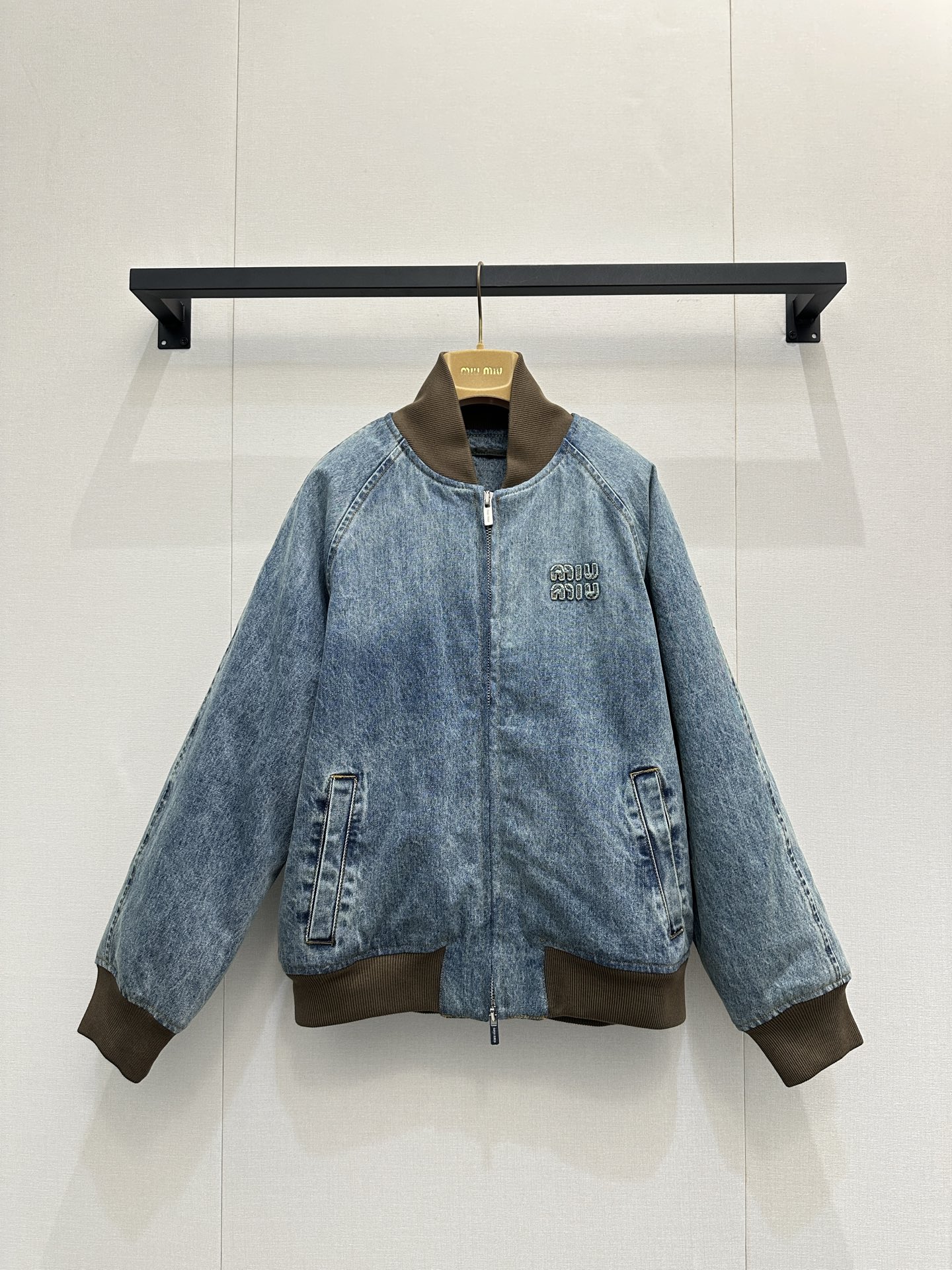 NO:656961,(Coat) Miu Miu's light blue washed denim jacket has a loose, off-shoulder silhouette with a full retro casual feel! The embroidered logo of the same color on the chest is very recognizable, and the cuffs and hem are closed with contrasting threads and full of details. The zipper closure + slip pocket design is practical and fashionable, and it is also very good for layering in autumn and winter. It is now available for sale in S/M/L. Real photos of large quantities,, miumiu, jackets & coats, jackets & coats, alexander wang19860909（外套）Miu Miu这款浅蓝色水洗牛仔夹克,宽松落肩版型,复古休闲感满满!胸前同色刺绣徽标超有辨识度,袖口和下摆撞色螺纹收口,细节感拉满.拉链开合+插袋设计,实用又时髦,秋冬叠穿也很出彩~现货发售S/M/L大货实拍,,miumiu,jackets & coats,jackets & coats,alexander wang,Women's clothing