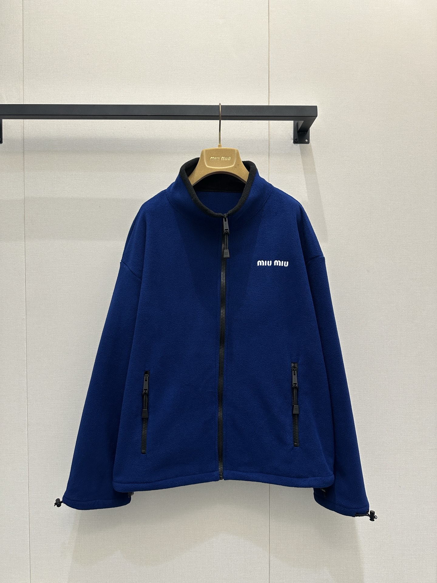 NO:657852,*25 logo embroidered polar fleece hooded zipper jacket miu Jiawang fried jacket is back!  Whoever wears it will look good in this series. There is no pressure in dressing for age-reduced college age. The three-dimensional cut and wide version are easy for men and women to control ~ Exclusively customized imported yb sheep wool material, with a delicate and comfortable feel. The zippered hooded style looks great with various outfits!  Classic letter logo embroidery pattern, matched hardware accessories are of great quality!  The cuffs and hem are designed with adjustable drawstrings, making it easy to balance warmth and fashion!  Fashionable must-have items 1:1 awesome version. The latest items for early autumn. Look for my version. SML has real products. Miumiu, jackets & coats, hats, alexander wang19860909*25徽标刺绣摇粒绒连帽拉链外套miu家王炸外套回归！谁穿谁好看系列,学院减龄穿搭无压力,立体剪裁阔版型男女轻松驾驭～ 独家定制进口yb绵羊毛材质,手感细腻舒适,拉链连帽款式搭配各种穿搭都很绝！经典字母徽标刺绣图案,对版五金配件质感超好！袖口与下摆都做可调节抽绳设计,保暖与时髦轻松兼顾！时髦精必入单品1:1超赞版型 早秋最新单品 认准我家版本SML大货实拍,,miumiu,jackets & coats,hats,alexander wang,Women's clothing