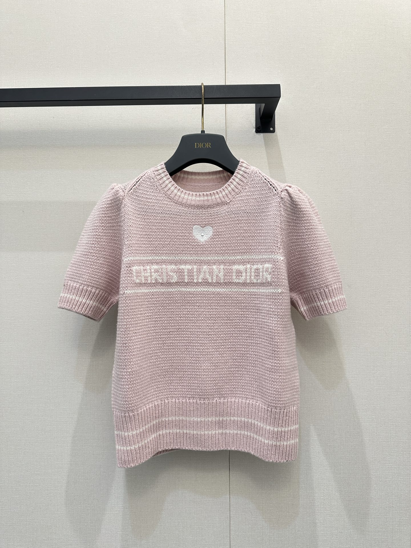 NO:657821,*25 Christmas limited edition platinum series, cashmere knitted short-sleeved neckline with love embroidery + fine glittering gold thread on the cuffs, three-dimensional love embroidery on the chest + jacquard brand letters, low-key and noble platinum color matching, with a Christmas gilded atmosphere!  Exclusively customized imported yb wool and cashmere blend material, slightly slim-fitting short style + puff short sleeves, hidden flesh can also highlight the waist-to-hip ratio, exquisite style that can be worn on holiday dates or daily commuting, the details are all high-end ~ 1:1 awesome version, the latest item in early autumn, look for the exclusive high version, ready-made SML bulk real shot, T-shirt, alexander wang19860909*25圣诞限定白金系列爱心刺绣羊绒针织短袖领口+袖口的细闪金线勾边,胸口立体爱心刺绣+品牌字母提花,低调又显贵的白金配色,自带圣诞鎏金氛围！ 独家定制进口yb羊毛羊绒混纺材质,微修身短款+泡泡短袖,藏肉还能衬出腰臀比例,节假日约会或日常通勤都能穿的精致款,细节里全是高级感～1:1超赞版型,早秋最新单品,认准独家高版本 现货 SML大货实拍,,T-shirt,alexander wang,Women's clothing