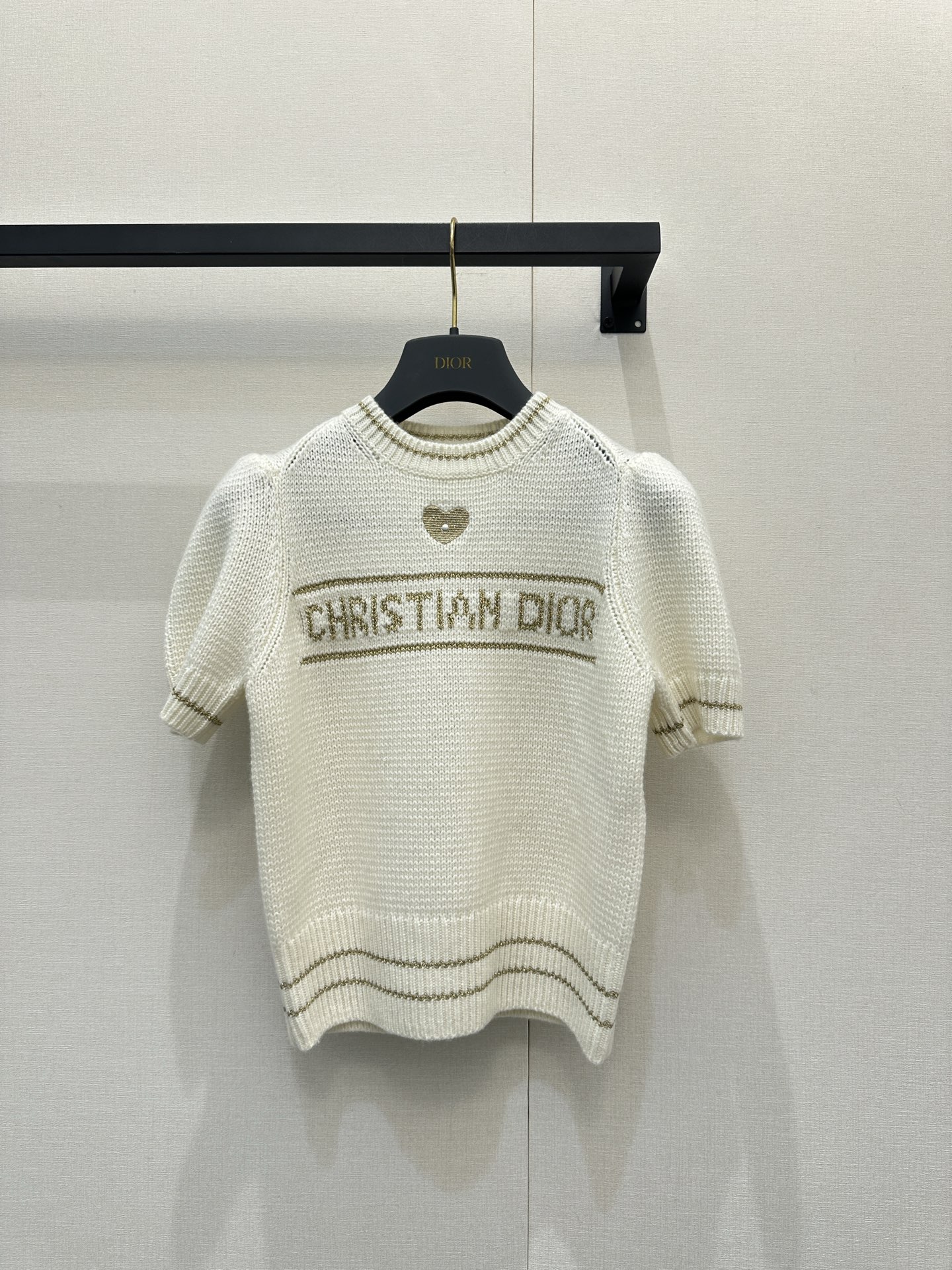 NO:657831,*25 Christmas limited edition platinum series, cashmere knitted short-sleeved neckline with love embroidery + fine glittering gold thread on the cuffs, three-dimensional love embroidery on the chest + jacquard brand letters, low-key and noble platinum color matching, with a Christmas gilded atmosphere!  Exclusively customized imported yb wool and cashmere blend material, slightly slim-fitting short style + puff short sleeves, hidden flesh can also highlight the waist-to-hip ratio, exquisite style that can be worn on holiday dates or daily commuting, the details are all high-end ~ 1:1 awesome version, the latest item in early autumn, look for the exclusive high version, ready-made SML bulk real shot, T-shirt, alexander wang19860909*25圣诞限定白金系列爱心刺绣羊绒针织短袖领口+袖口的细闪金线勾边,胸口立体爱心刺绣+品牌字母提花,低调又显贵的白金配色,自带圣诞鎏金氛围！ 独家定制进口yb羊毛羊绒混纺材质,微修身短款+泡泡短袖,藏肉还能衬出腰臀比例,节假日约会或日常通勤都能穿的精致款,细节里全是高级感～1:1超赞版型,早秋最新单品,认准独家高版本 现货 SML大货实拍,,T-shirt,alexander wang,Women's clothing