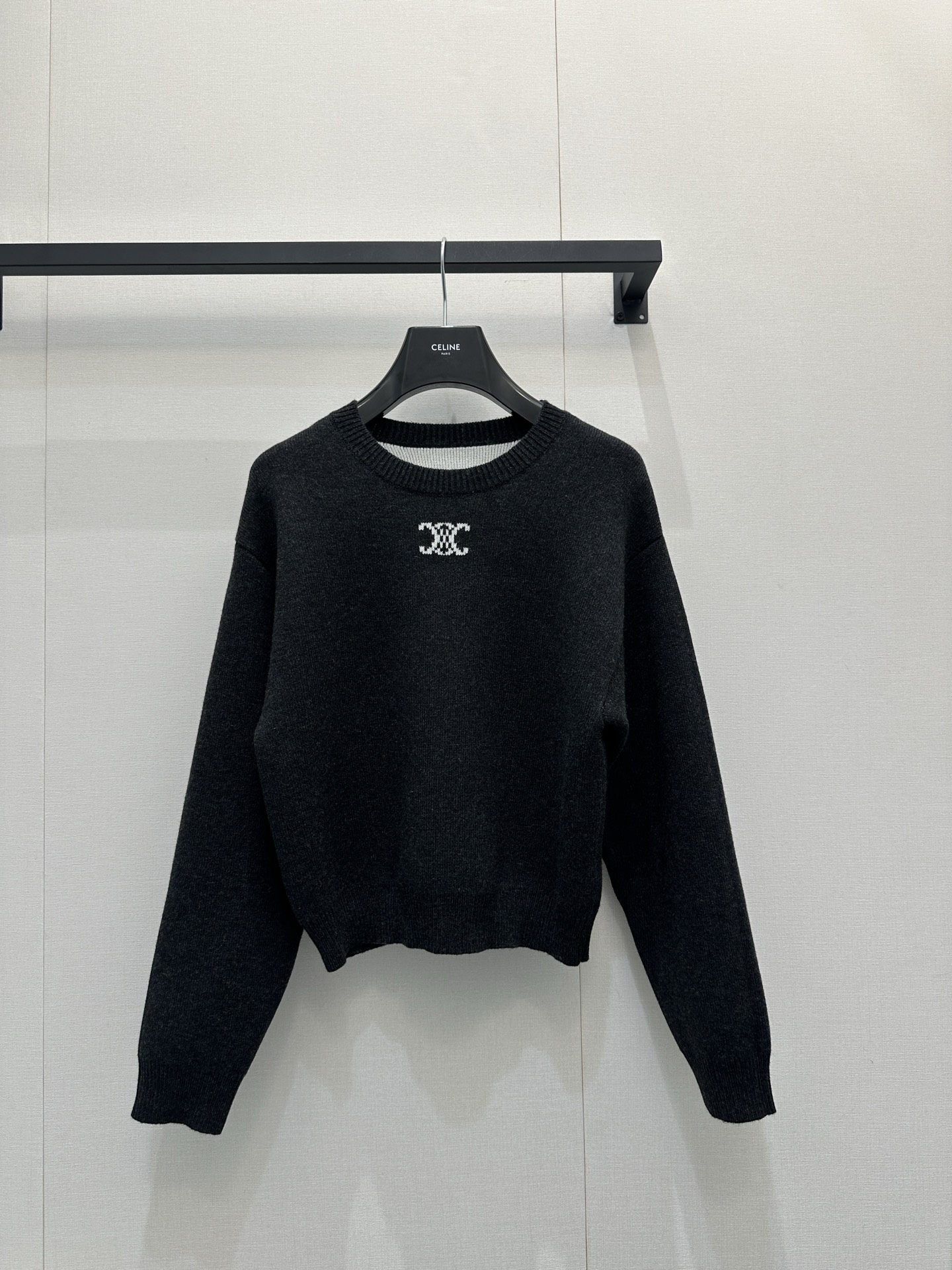 NO:657841,The Celine logo embroidered round neck sweater is embellished with the classic logo pattern on the chest, and the contrasting logo embroidery pattern highlights the brand's unique personality ~ Exclusively customized imported yb sheep wool blend material, the whole piece has a great sense of weight, and it has a lazy and relaxed feeling when matched casually!  The same version for men and women, versatile, no choice, close your eyes and rush into the 1:1 awesome version, the latest single product for early autumn, look for the exclusive high version, in stock, SML large goods, real shots,,celine,sweaters,alexander wang19860909Celine徽标刺绣圆领毛衣胸前经典徽标图案点缀,撞色徽标刺绣图案彰显品牌独有的个性魅力～ 独家定制进口yb绵羊毛混纺材质,整件分量感超赞,随意搭配都有慵懒松弛感！男女同款版型百搭不挑人闭眼冲1:1超赞版型,早秋最新单品,认准独家高版本 现货 SML大货实拍,,celine,sweaters,alexander wang,Women's clothing