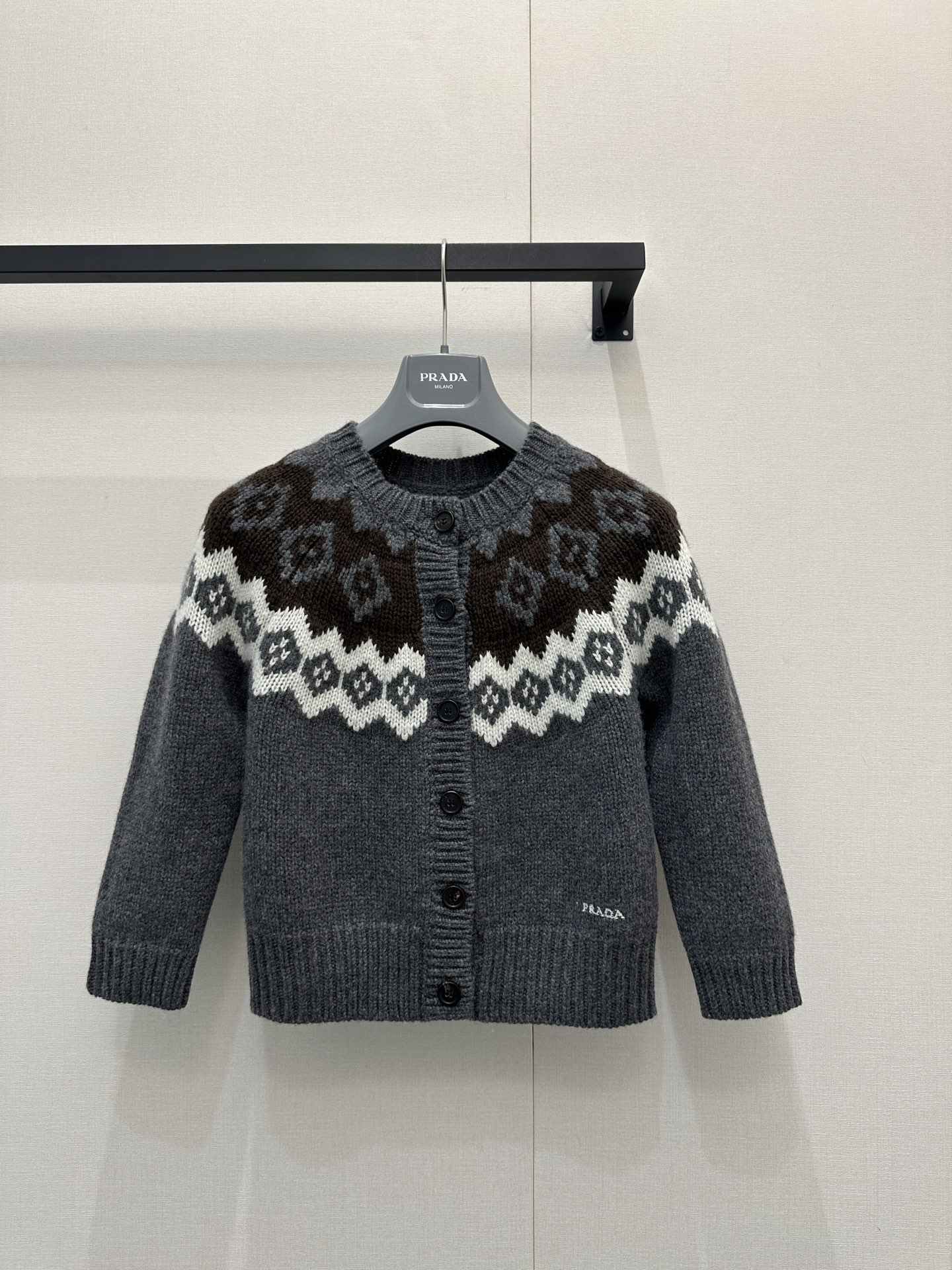 NO:658884,Prada's Fair Isle jacquard knitted cardigan is made of wool and cashmere blend. It is soft and warm, and is super comfortable to wear in autumn and winter! The main color is gray with brown and white geometric patterns, giving it a full Nordic atmosphere. The round neck + black button design is simple and detailed, and the loose fit is OK to wear alone or layered. It can be easily used for commuting and leisure ~ Real photos of large products, prada, alexander wang19860909Prada这款费尔岛提花针织开衫,采用羊毛羊绒混纺,柔软又保暖,秋冬穿超舒服!灰色主调搭配棕色和白色几何花纹,北欧氛围感满满.圆领+黑色纽扣设计,简约又有细节,宽松版型,单穿或叠搭都很OK,通勤休闲都能轻松驾驭~大货实拍,,prada,alexander wang,Women's clothing
