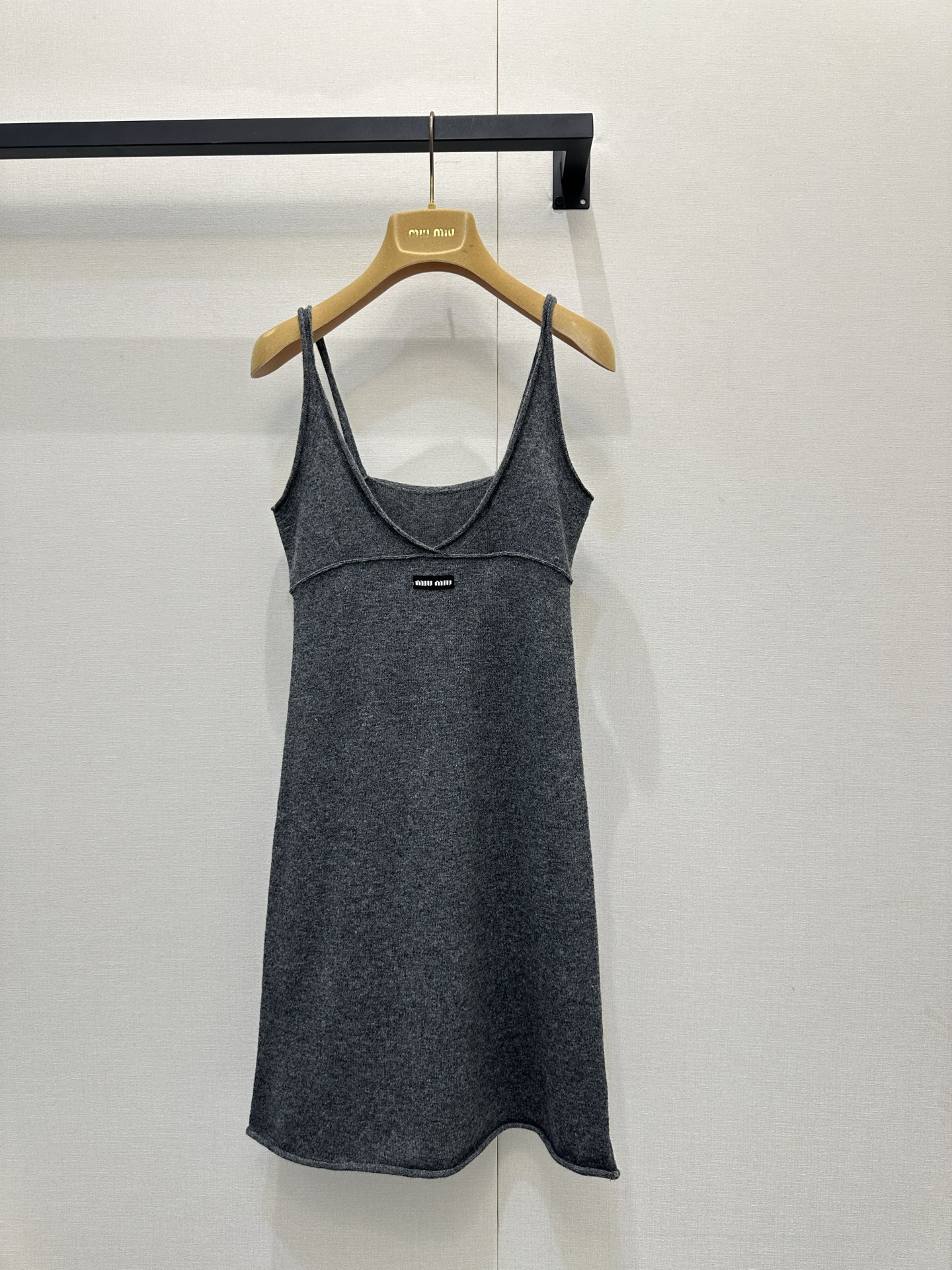 NO:658881,Miu Miu gray knitted suspender skirt, soft and skin-friendly fabric, super comfortable to wear! The logo embroidery on the chest is low-key and recognizable, the V-neck modifies the neck line, and the suspender design is simple and elegant. The skirt is moderate in length and is OK to wear alone or layered with a coat. The gray is versatile and a must-have for layering in autumn and winter! It can be easily controlled for daily leisure and light sports, fashionable and practical, ready for sale S/M/L, large quantities of real shots,, miumiu, skirts, jackets & coats, alexander wang19860909Miu Miu灰色针织吊带裙,柔软亲肤面料,穿着超舒适!胸前Logo刺绣低调有辨识度,V领修饰颈部线条,吊带设计简约大方.裙长适中,单穿或叠搭外套都很OK,灰色百搭,秋冬叠穿必备!日常休闲,轻运动都能轻松驾驭,时尚又实用现货发售S/M/L大货实拍,,miumiu,skirts,jackets & coats,alexander wang,Women's clothing