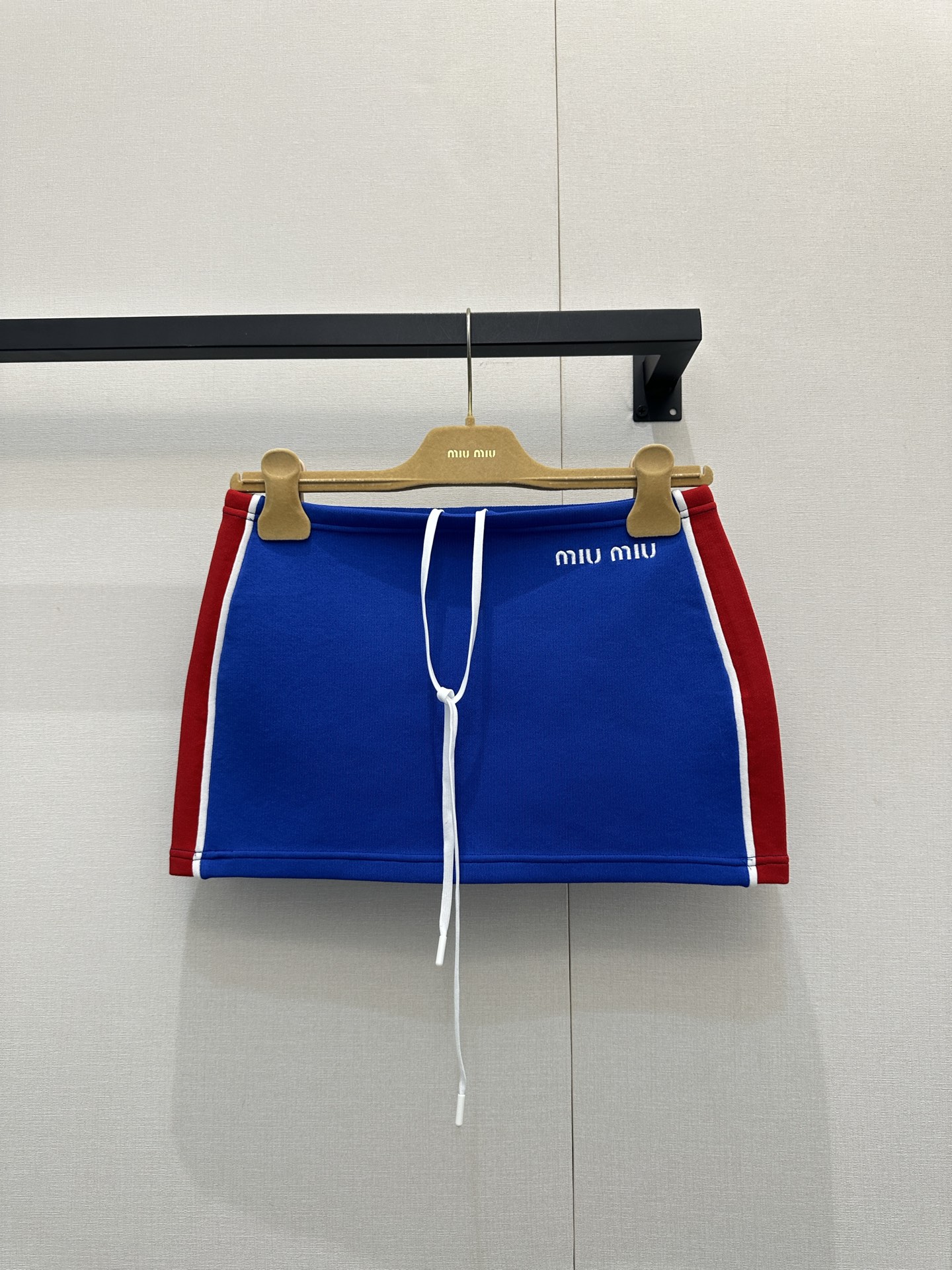 NO:658869,This Miu Miu skirt is designed with contrasting colors of blue and red, with a white drawstring, which is sporty yet elegant. It is made of soft knitted fabric and is comfortable and close-fitting to wear. The drawstring at the waist can be adjusted freely to easily show off the waistline. The skirt is embellished with red stripes, and the visual layering is improved. It is suitable for daily casual or street style! Miu Miu's classic playful style, a must-have for girls with personality, is on sale in stock, S/M/L, large quantities of real shots,, miumiu, skirts, alexander wang19860909这款Miu Miu短裙采用蓝红撞色设计,搭配白色抽绳,运动感满满又不失优雅.柔软针织面料,穿着舒适贴身,腰部抽绳可自由调节,轻松展现腰线.裙摆红色条纹点缀,视觉层次感UP,日常休闲或街头风都很适合!Miu Miu经典俏皮风格,个性女孩必入现货发售S/M/L大货实拍,,miumiu,skirts,alexander wang,Women's clothing