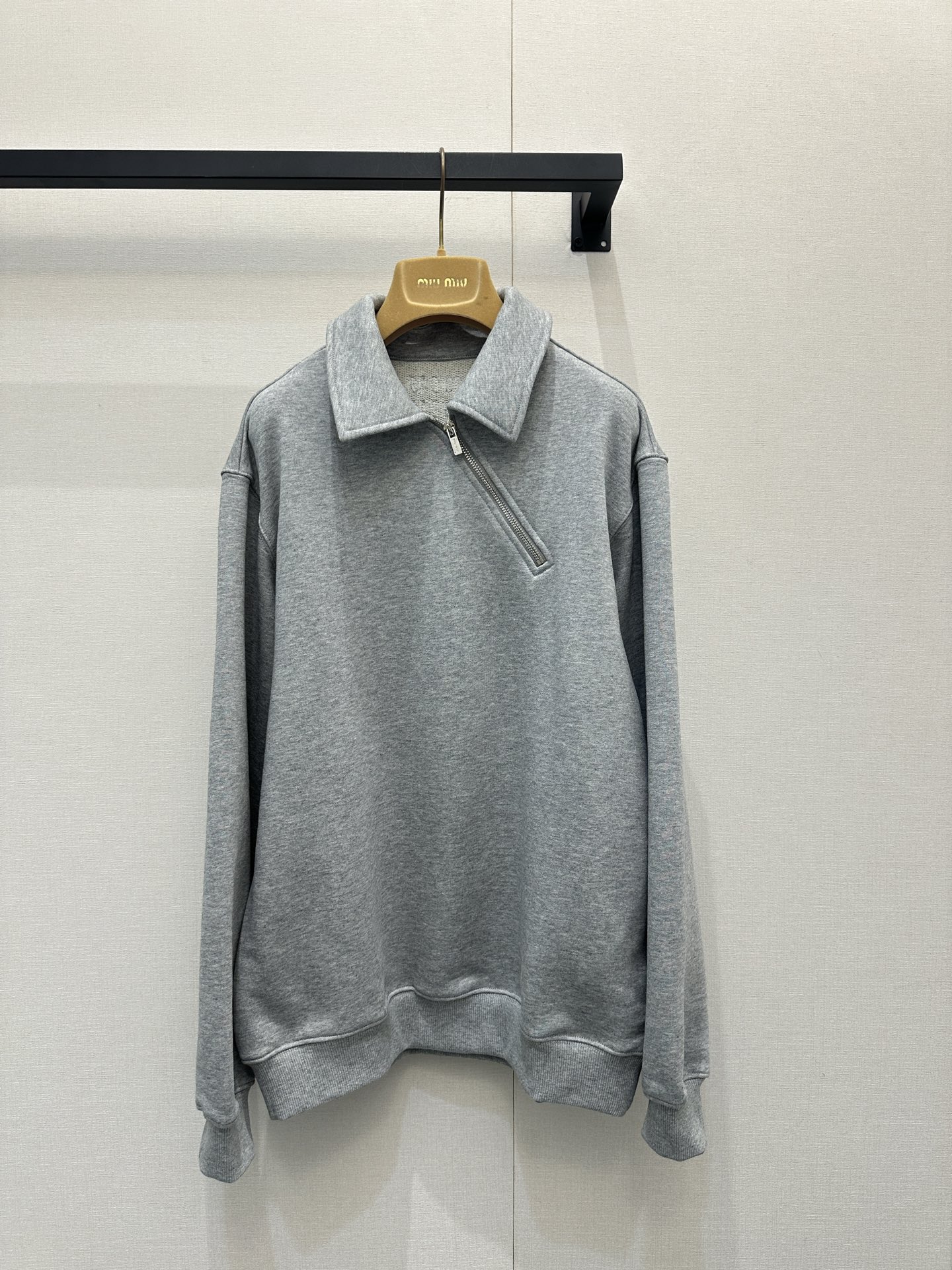 NO:658875,Miumi* 26Fw early spring new style diagonal zipper lapel sweatshirt丨originally developed!  High quality production!  The zipper lapel is both casual and cool. The diagonal zipper design is particularly good-looking on the upper body. It unlocks different wearing styles. It is cool and handsome and the loose fit is completely irresistible. It is a must-have versatile sweatshirt in the autumn and winter wardrobe. It can be trendy and out of the street easily. It can have a lazy street style, but also be very casual and fashionable. It is casual yet fashionable. Customized fabrics. The texture is super good for babies.  Hurry up and arrange [Let me see] real shots of SML products on sale, miumiu, hoodie, sweatshirts, alexander wang19860909Miumi* 26Fw早春新款 斜拉链翻领卫衣丨原版开发！高版出品！拉链式翻领既休闲又cool斜拉链设计上身特别好看 解锁不一样的穿搭模式 酷飒又帅气宽松版型完全不挑人穿 秋冬的衣橱里必备的一件百搭款卫衣～轻轻松松就可以潮流出街既能拥有街头慵懒的味道 也能很休闲洋气 随意又不失时髦感定制面料 质感超级赞宝宝们 赶紧安排上[让我看看]现货发售SML大货实拍,,miumiu,hoodie,sweatshirts,alexander wang,Women's clothing