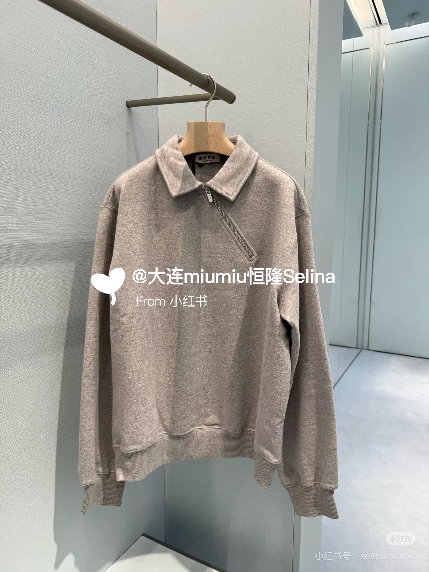 NO:658878,Miumi* 26Fw early spring new style diagonal zipper lapel sweatshirt丨originally developed!  High quality production!  The zipper lapel is both casual and cool. The diagonal zipper design is particularly good-looking on the upper body. It unlocks different wearing styles. It is cool and handsome and the loose fit is completely irresistible. It is a must-have versatile sweatshirt in the autumn and winter wardrobe. It can be trendy and out of the street easily. It can have a lazy street style, but also be very casual and fashionable. It is casual yet fashionable. Customized fabrics. The texture is super good for babies.  Hurry up and arrange [Let me see] spot sales of SML,,miumiu,hoodie,sweatshirts,alexander wang19860909Miumi* 26Fw早春新款 斜拉链翻领卫衣丨原版开发！高版出品！拉链式翻领既休闲又cool斜拉链设计上身特别好看 解锁不一样的穿搭模式 酷飒又帅气宽松版型完全不挑人穿 秋冬的衣橱里必备的一件百搭款卫衣～轻轻松松就可以潮流出街既能拥有街头慵懒的味道 也能很休闲洋气 随意又不失时髦感定制面料 质感超级赞宝宝们 赶紧安排上[让我看看]现货发售SML,,miumiu,hoodie,sweatshirts,alexander wang,Women's clothing