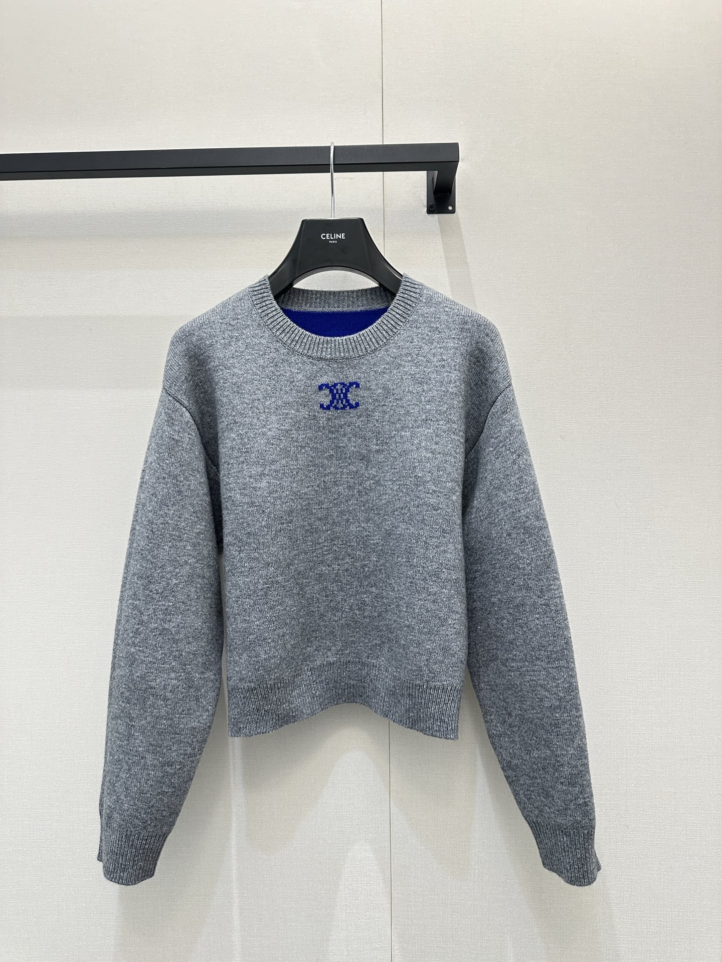 NO:658874,The Celine logo embroidered round neck sweater is embellished with the classic logo pattern on the chest, and the contrasting logo embroidery pattern highlights the brand's unique personality ~ Exclusively customized imported yb sheep wool blend material, the whole piece has a great sense of weight, and it has a lazy and relaxed feeling when matched casually!  The same version for men and women, versatile, no choice, close your eyes and rush into the 1:1 awesome version, the latest single product for early autumn, look for the exclusive high version, in stock, SML large goods, real shots,,celine,sweaters,alexander wang19860909Celine徽标刺绣圆领毛衣胸前经典徽标图案点缀,撞色徽标刺绣图案彰显品牌独有的个性魅力～ 独家定制进口yb绵羊毛混纺材质,整件分量感超赞,随意搭配都有慵懒松弛感！男女同款版型百搭不挑人闭眼冲1:1超赞版型,早秋最新单品,认准独家高版本 现货 SML大货实拍,,celine,sweaters,alexander wang,Women's clothing