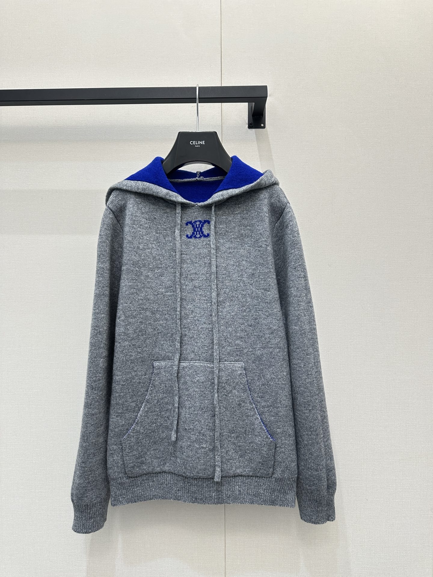 NO:658880,The Celine logo embroidered hooded sweater is embellished with the classic logo pattern on the chest, and the contrasting logo embroidery pattern highlights the brand's unique personality ~ Exclusively customized imported yb sheep wool blend material, the whole piece has a great sense of weight, and it has a lazy and relaxed feel when matched casually!  The same version for men and women, versatile, no choice, close your eyes and rush into the 1:1 awesome version, the latest single product for early autumn, look for the exclusive high version, in stock, SML large goods, real shots,,celine,sweaters,hats,alexander wang19860909Celine徽标刺绣连帽毛衣胸前经典徽标图案点缀,撞色徽标刺绣图案彰显品牌独有的个性魅力～ 独家定制进口yb绵羊毛混纺材质,整件分量感超赞,随意搭配都有慵懒松弛感！男女同款版型百搭不挑人闭眼冲1:1超赞版型,早秋最新单品,认准独家高版本 现货 SML大货实拍,,celine,sweaters,hats,alexander wang,Women's clothing