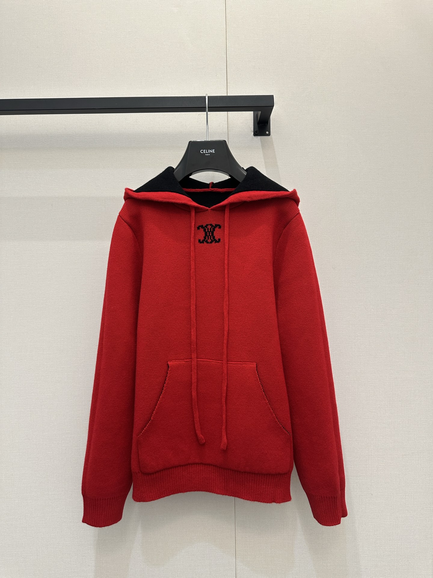 NO:658857,Celine logo embroidered hooded sweater is embellished with the classic logo pattern on the chest, and the contrasting logo embroidery pattern highlights the brand's unique personality ~ Exclusively customized imported yb sheep wool blended material, the whole piece has a great sense of weight, and it has a lazy and relaxed feeling when matched casually!  The same version for men and women, versatile, no choice, close your eyes and rush into the 1:1 awesome version, the latest single product for early autumn, look for the exclusive high version, in stock, SML large goods, real shots,,celine,sweaters,hats,alexander wang19860909Celine徽标刺绣连帽毛衣 胸前经典徽标图案点缀,撞色徽标刺绣图案彰显品牌独有的个性魅力～ 独家定制进口yb绵羊毛混纺材质,整件分量感超赞,随意搭配都有慵懒松弛感！男女同款版型百搭不挑人闭眼冲1:1超赞版型,早秋最新单品,认准独家高版本 现货 SML大货实拍,,celine,sweaters,hats,alexander wang,Women's clothing