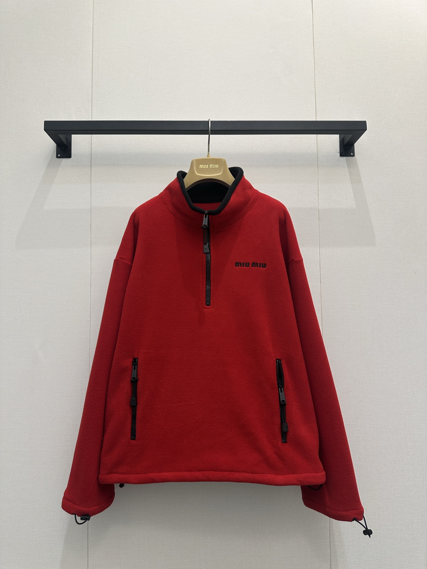 NO:658863,*25 logo embroidered polar fleece hooded zipper jacket miu Jiawang fried jacket is back!  Whoever wears it will look good in this series. There is no pressure in dressing for age-reduced college age. The three-dimensional cut and wide version are easy for men and women to control ~ Exclusively customized imported yb sheep wool material, with a delicate and comfortable feel. The zippered hooded style looks great with various outfits!  Classic letter logo embroidery pattern, matched hardware accessories are of great quality!  The cuffs and hem are designed with adjustable drawstrings, making it easy to balance warmth and fashion!  Fashionable must-have items 1:1 awesome version. The latest items for early autumn. Look for my version. SML has real products. Miumiu, jackets & coats, hats, alexander wang19860909*25徽标刺绣摇粒绒连帽拉链外套miu家王炸外套回归！谁穿谁好看系列,学院减龄穿搭无压力,立体剪裁阔版型男女轻松驾驭～ 独家定制进口yb绵羊毛材质,手感细腻舒适,拉链连帽款式搭配各种穿搭都很绝！经典字母徽标刺绣图案,对版五金配件质感超好！袖口与下摆都做可调节抽绳设计,保暖与时髦轻松兼顾！时髦精必入单品1:1超赞版型 早秋最新单品 认准我家版本SML大货实拍,,miumiu,jackets & coats,hats,alexander wang,Women's clothing