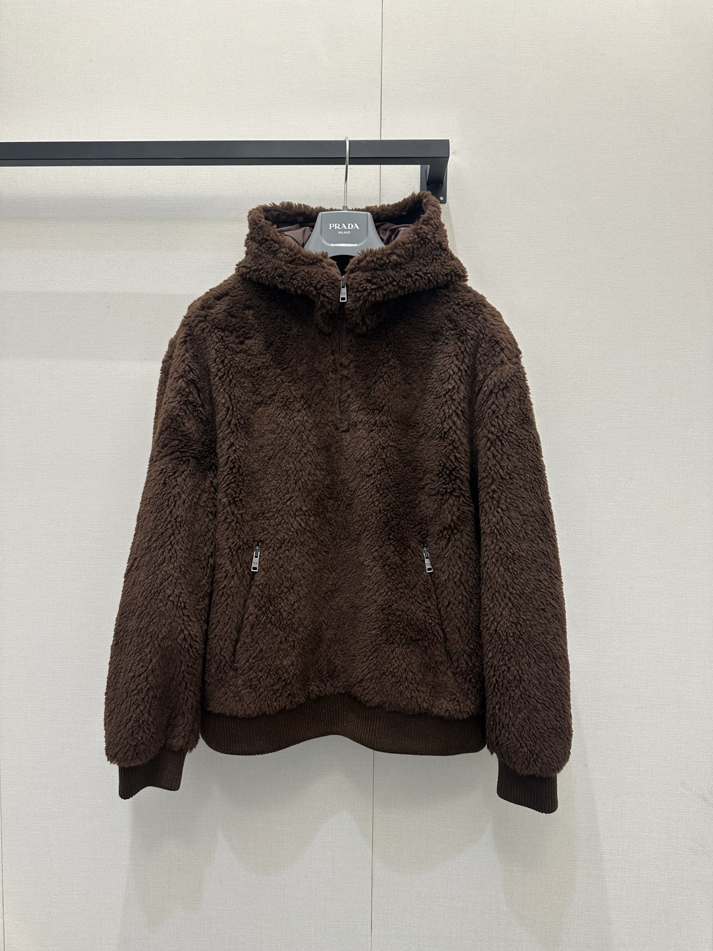 NO:663188,Prada's lambswool hooded jacket, developed by yb, is dark brown and has a super autumn and winter atmosphere! High-quality lambswool, soft and warm, zipper + hooded design, perfect windproof. Loose fit, easy to control for daily commuting or leisure, both men and women can wear it with a lazy and high-end feel. It is OK to match with jeans or sports pants, fashionable and practical! Ready for sale S/M/L large quantities of real photos, prada, jeans, jackets & coats, hats,  19860909Prada这款羊羔毛连帽外套,yb开发深棕色超有秋冬氛围感!高品质羊羔毛,柔软又保暖,拉链+连帽设计,防风力满分.宽松版型,日常通勤或休闲都能轻松驾驭,男女都能穿出慵懒高级感.搭配牛仔裤或运动裤都很 OK,时髦又实用!现货发售S/M/L大货实拍,,prada,jeans,jackets & coats,hats, ,Women's clothing