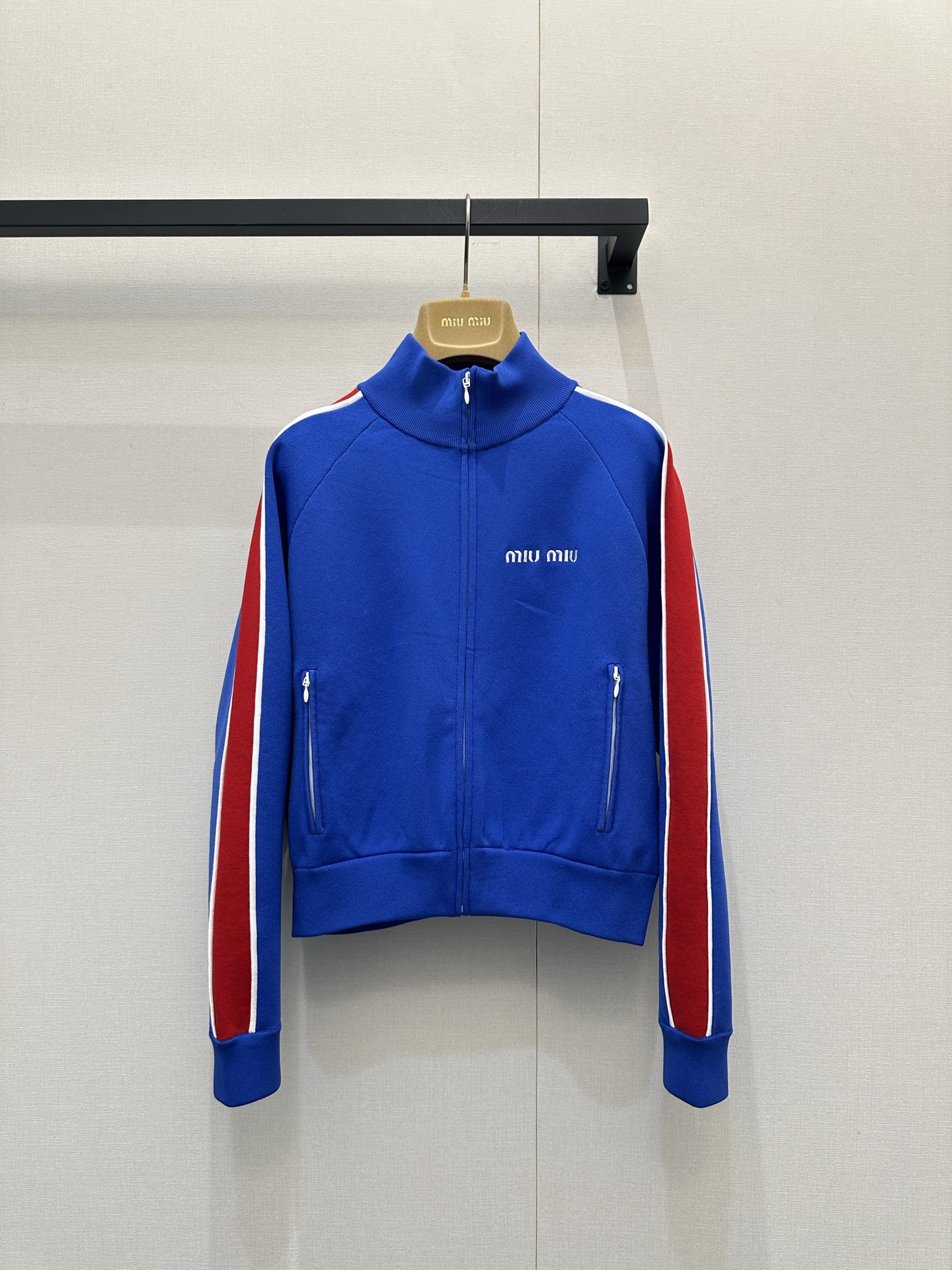 NO:663222,(Coat) This Miu Miu skirt is designed with blue and red contrasting colors, with a white drawstring, which is full of sporty yet elegant. Soft knitted fabric, comfortable and close-fitting to wear, and the waist drawstring can be freely adjusted to easily show the waistline. The skirt is embellished with red stripes, and the visual layering is improved. It is suitable for daily casual or street style! Miu Miu classic playful style, a must-have for girls with personality. S/M/L is on sale in stock. Real shots, miumiu, skirts, jackets &  coats, 19860909（外套）这款Miu Miu短裙采用蓝红撞色设计,搭配白色抽绳,运动感满满又不失优雅.柔软针织面料,穿着舒适贴身,腰部抽绳可自由调节,轻松展现腰线.裙摆红色条纹点缀,视觉层次感UP,日常休闲或街头风都很适合!Miu Miu经典俏皮风格,个性女孩必入现货发售S/M/L大货实拍,,miumiu,skirts,jackets & coats, ,Women's clothing