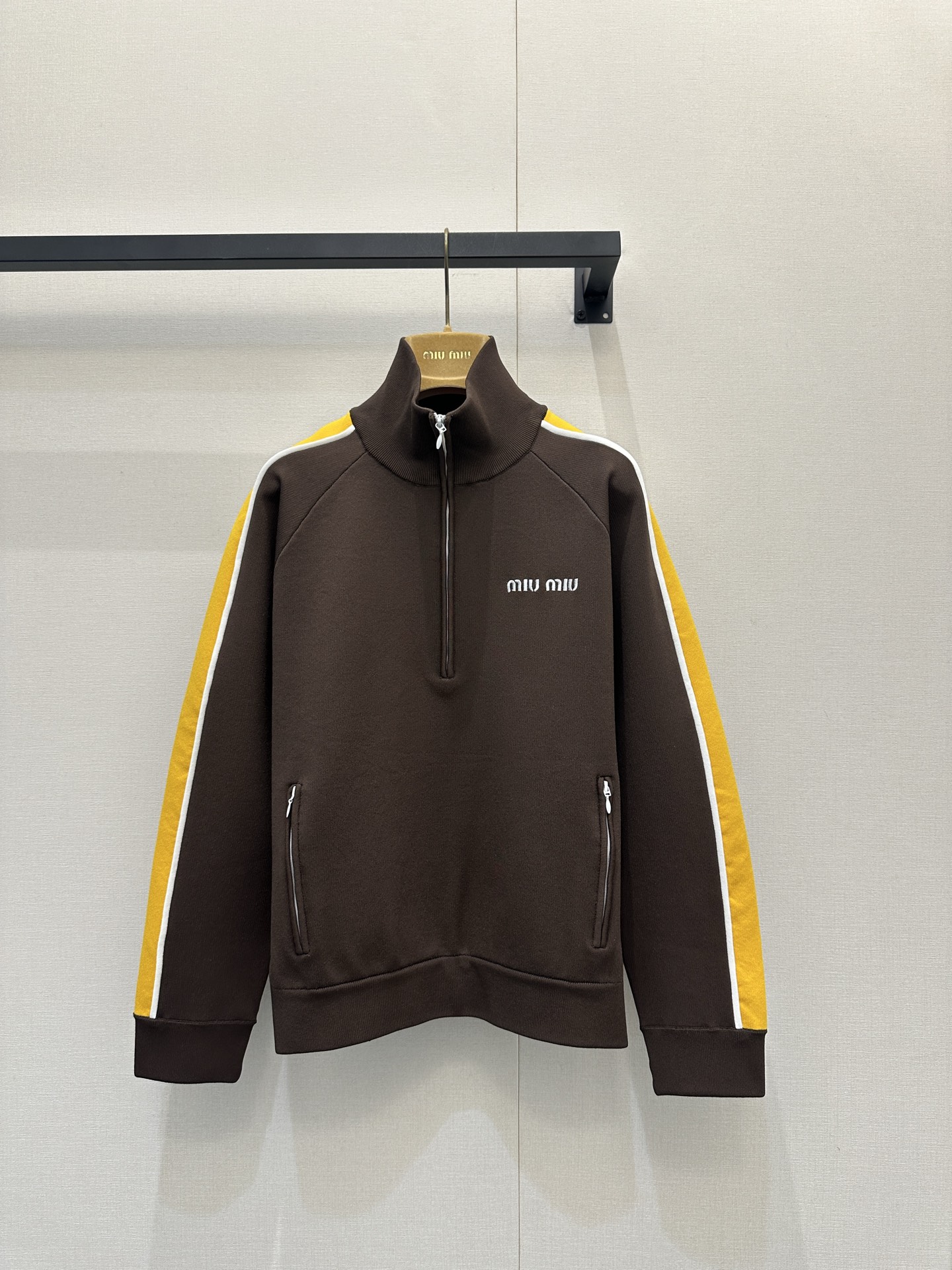 NO:663215,(Coat) This Miu Miu knitted jacket is designed with contrasting yellow and white drawstrings, giving it a sporty yet elegant feel. The soft knitted fabric is comfortable and close-fitting to wear, and the drawstring at the waist can be adjusted freely to easily show off the waistline. The skirt is embellished with red stripes, and the visual layering is improved. It is suitable for daily casual or street style! Miu Miu's classic and playful style is a must-have for girls with personality. Available now in S/M/L!  Recommend a set for real shots of large quantities,,miumiu,skirts,jackets & coats, 19860909（外套）这款Miu Miu针织外套采用黄咖撞色设计,搭配白色抽绳,运动感满满又不失优雅.柔软针织面料,穿着舒适贴身,腰部抽绳可自由调节,轻松展现腰线.裙摆红色条纹点缀,视觉层次感UP,日常休闲或街头风都很适合!Miu Miu经典俏皮风格,个性女孩必入现货发售S/M/L！推荐一套入大货实拍,,miumiu,skirts,jackets & coats, ,Women's clothing