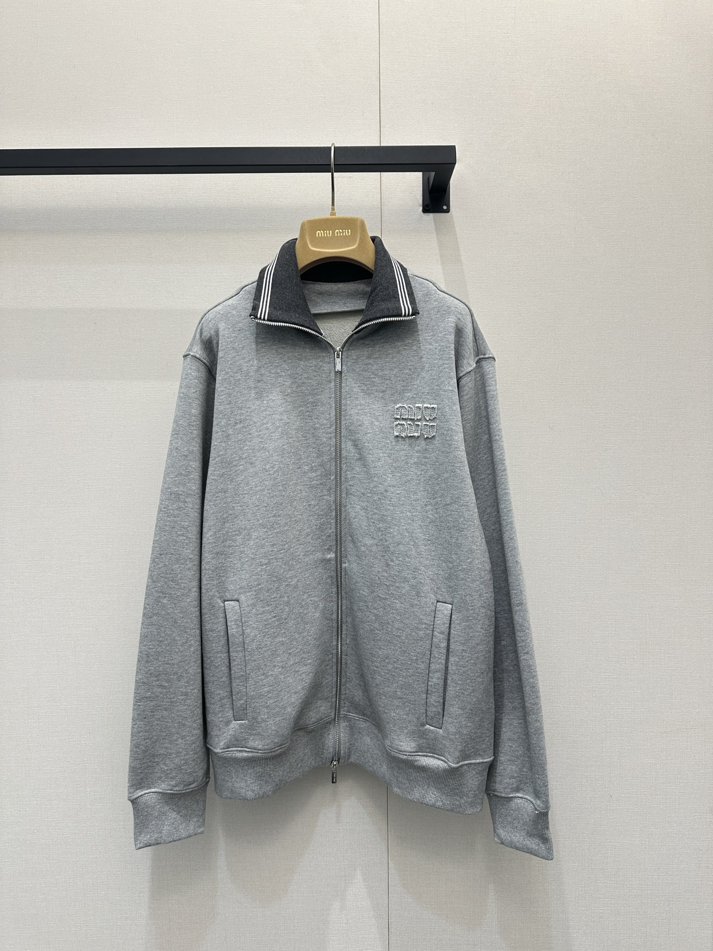 NO:663202,MiuMi* 26Ss early spring new style letter patch embroidered casual zipper jacket丨originally developed!  High quality production!  The low-key letter jacquard on the chest is the brand logo, and the collar has hidden pinstripes in contrasting colors, hiding a Miu-style sweet and cool charm in simplicity; the oversize silhouette + full zipper placket can be worn open to expose the inner layers, and zipped up to create a lazy and casual atmosphere; the cuffs are slightly piled + the hem is draped, hiding the flesh and looking slim while bringing a sense of casual relaxation!  A gray coat revitalizes the relaxed, sweet and cool feel of your early spring wardrobe. Ready-made S/M/L large quantities, real shots,,miumiu,versace,jackets & coats, 19860909MiuMi* 26Ss早春新款 字母贴布绣休闲拉链外套丨原版开发！高版出品！胸前低调字母提花是品牌标识,领口暗藏细条纹撞色,简约里藏着Miu式甜酷小心机；oversize廓形+全拉链开襟,既能敞开穿露内搭层次,拉上又是慵懒随性的氛围；袖口微堆+下摆垂坠,藏肉显瘦同时自带随性松弛感！一件灰外套,盘活早春衣橱的松弛甜酷感.现货发售S/M/L大货实拍,,miumiu,versace,jackets & coats, ,Women's clothing