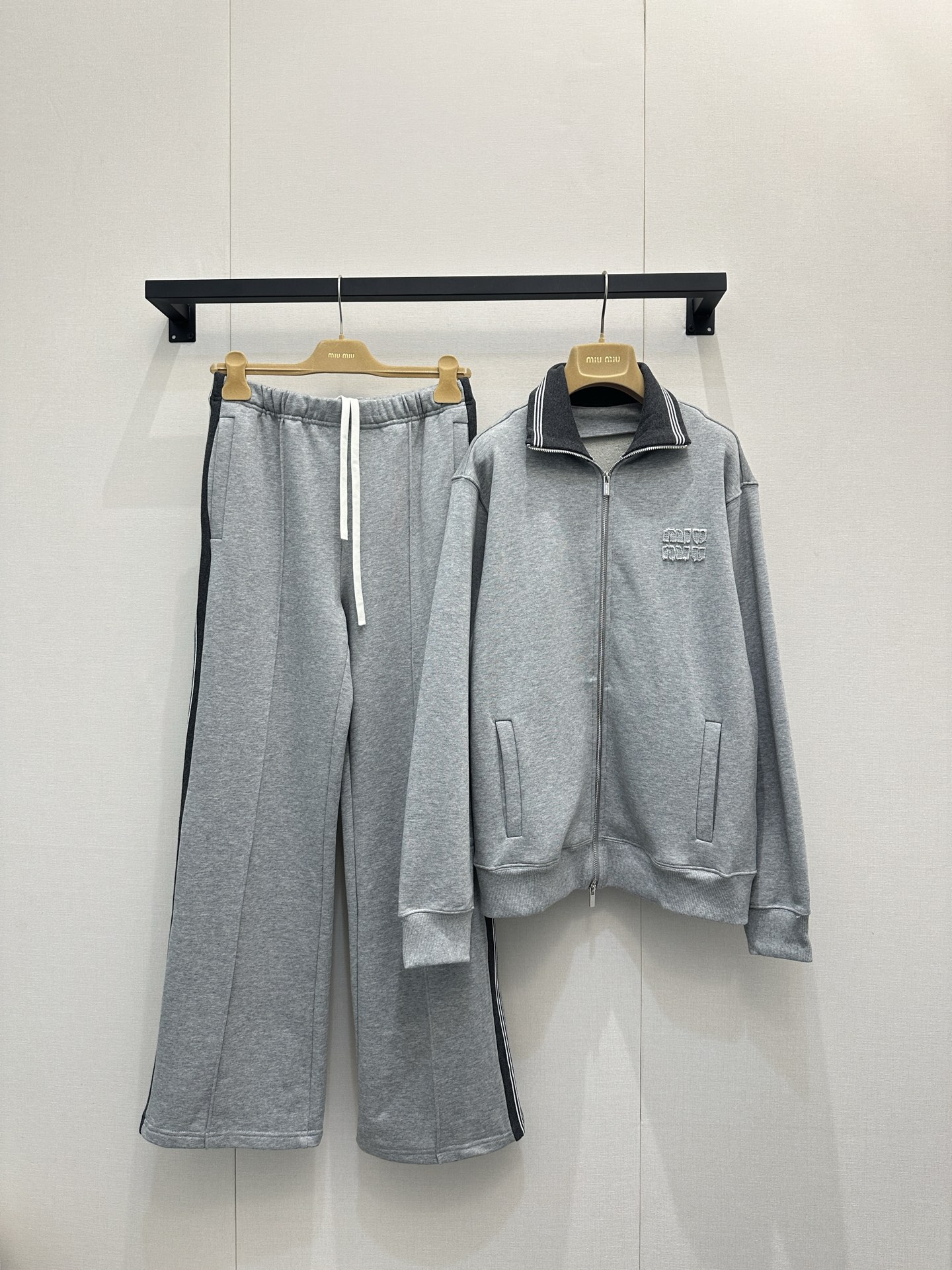 NO:663191,Miumi* 25FW new autumn and winter casual trousers with ribbon edges丨originally developed!  High quality production!  The contrasting color webbing on the side runs through the trousers, which is like adding an 'extension effect' to the legs, visually elongating the proportions instantly. The elastic waistband is matched with an off-white drawstring, which is casual and has a bit of American retro feel; the trousers are cut in a lazy wide-leg shape, but they also have a drapey feel.  There are neat lines hidden in the pants, and the 'sweet, cool and lazy' feeling is welded to the body while walking with wind. The letter logo on the waistband is low-key and recognizable. It is now available in S/M/L. Real photos of large products,, miumiu, alexander  wang19860909Miumi* 25FW秋冬新款 织带边休闲长裤丨原版开发！高版出品！侧边的撞色织带贯穿裤身,像是给双腿加了“延伸特效”,视觉上瞬间拉长比例.松紧腰头搭配米白色抽绳,随性中带着点美式复古感；裤型是慵懒的阔腿剪裁,却又在垂坠感里藏着利落线条,走路带风的同时,把“甜酷慵懒感”焊在身上.裤腰处的字母标识,低调又有辨识度,现货发售S/M/L大货实拍,,miumiu, ,Women's clothing