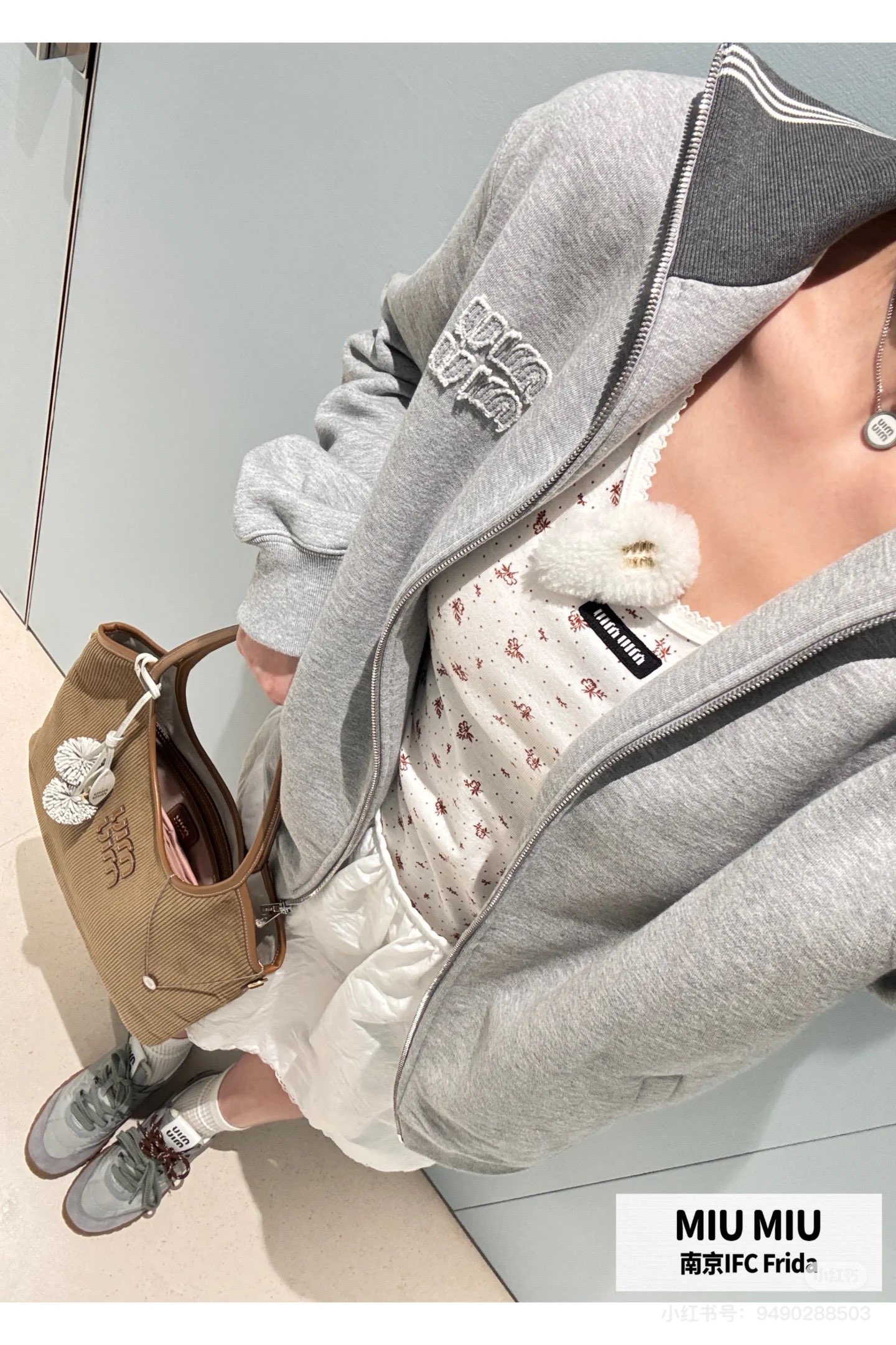 NO:663208,MiuMi* 26Ss early spring new style letter patch embroidered casual zipper jacket丨originally developed!  High quality production!  The low-key letter jacquard on the chest is the brand logo, and the collar has hidden pinstripes in contrasting colors, hiding a Miu-style sweet and cool charm in simplicity; the oversize silhouette + full zipper placket can be worn open to expose the inner layers, and zipped up to create a lazy and casual atmosphere; the cuffs are slightly piled + the hem is draped, hiding the flesh and looking slim while bringing a sense of casual relaxation!  A gray coat revitalizes the relaxed, sweet and cool feel of your early spring wardrobe. Available now in S/M/L,,miumiu,versace,jackets & coats, 19860909MiuMi* 26Ss早春新款 字母贴布绣休闲拉链外套丨原版开发！高版出品！胸前低调字母提花是品牌标识,领口暗藏细条纹撞色,简约里藏着Miu式甜酷小心机；oversize廓形+全拉链开襟,既能敞开穿露内搭层次,拉上又是慵懒随性的氛围；袖口微堆+下摆垂坠,藏肉显瘦同时自带随性松弛感！一件灰外套,盘活早春衣橱的松弛甜酷感.现货发售S/M/L,,miumiu,versace,jackets & coats, ,Women's clothing