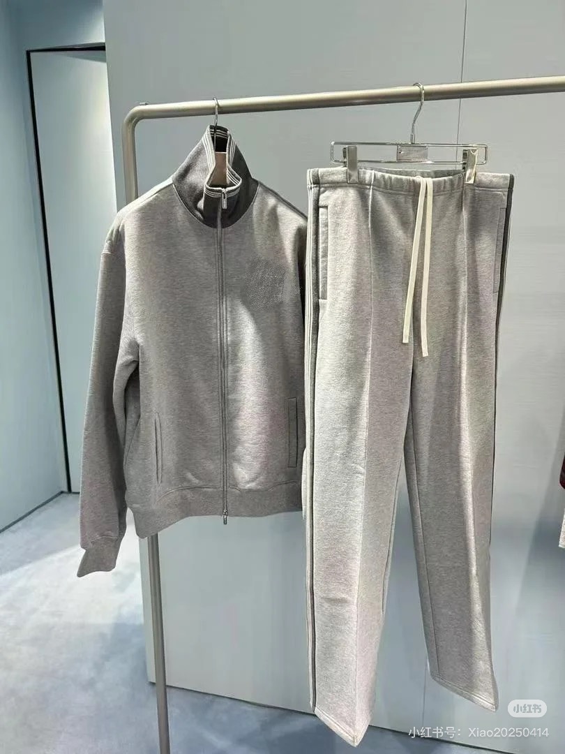 NO:663196,Miumi* 25FW new autumn and winter casual trousers with ribbon edges丨originally developed!  High quality production!  The contrasting color webbing on the side runs through the trousers, which seems to add an 'extension effect' to the legs, visually elongating the proportions instantly. The elastic waistband is matched with an off-white drawstring, which is casual and has a bit of American retro feel; the trousers are cut in a lazy wide-leg shape, but they hang down.  There are neat lines hidden in the falling feel, and the 'sweet, cool and lazy' feeling is welded to the body while walking with wind. The letter logo on the waistband is low-key and recognizable. It is available for sale in S/M/L,, miumiu, alexander  wang19860909Miumi* 25FW秋冬新款 织带边休闲长裤丨原版开发！高版出品！侧边的撞色织带贯穿裤身,像是给双腿加了“延伸特效”,视觉上瞬间拉长比例.松紧腰头搭配米白色抽绳,随性中带着点美式复古感；裤型是慵懒的阔腿剪裁,却又在垂坠感里藏着利落线条,走路带风的同时,把“甜酷慵懒感”焊在身上.裤腰处的字母标识,低调又有辨识度,现货发售S/M/L,,miumiu, ,Women's clothing