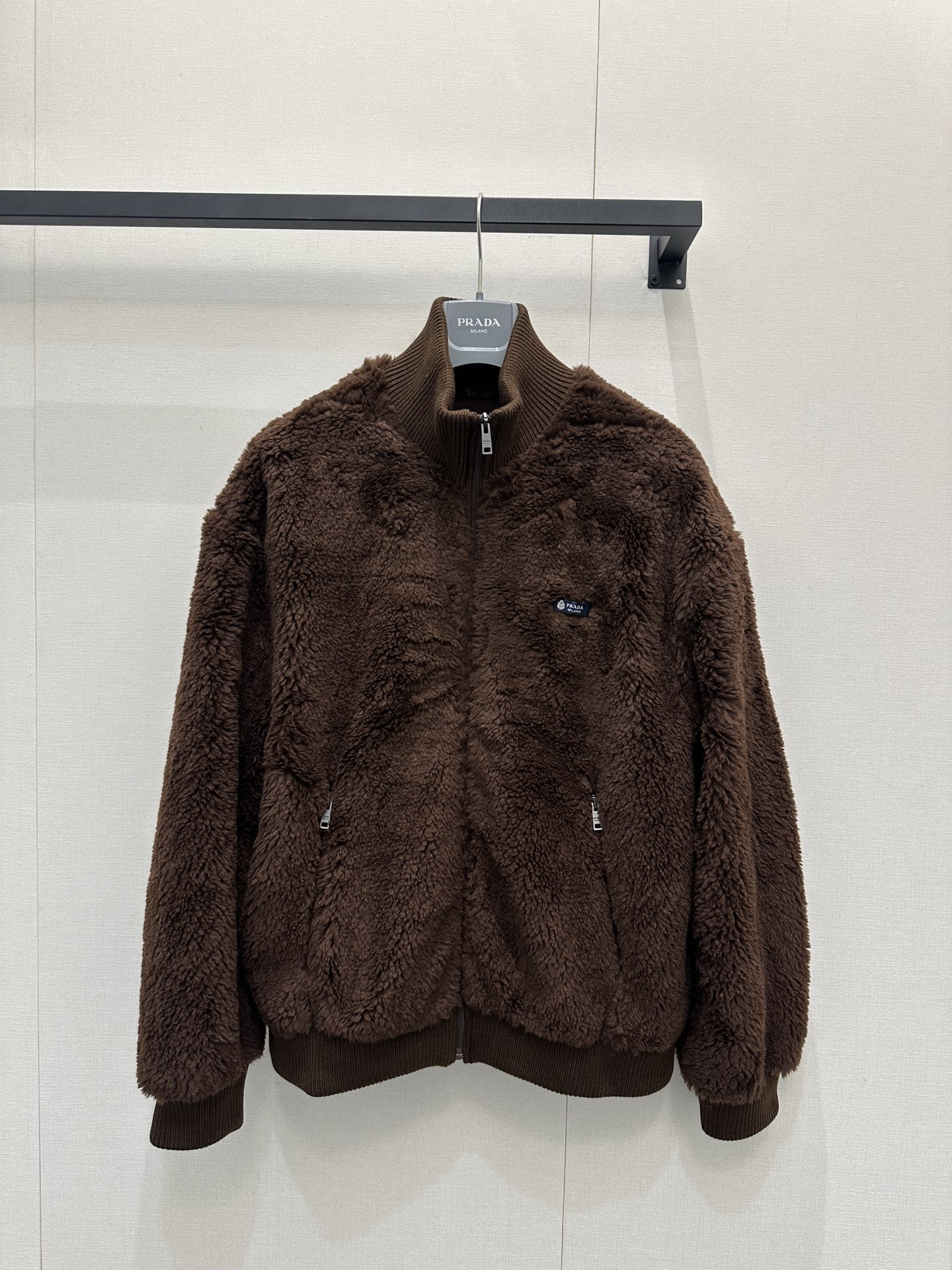 NO:663199,Prad* letter logo lamb wool jacket is made of high-quality matching fabric and feels soft and delicate ~ perfect for autumn and winter wear!  Three-dimensional cut and loose fit, simple, fashionable and elegant. Sheep wool blended material, the cuffs and hem are closed with ribbing, making it more comfortable to wear!  The classic logo pattern on the chest is embellished, highlighting the brand's unique low-key luxury style. The autumn and winter look is super comfortable for commuting and leisure, and it easily has a 1:1 awesome version. The latest early autumn items, look for the exclusive high version. SML's real shots of large goods,, prada, jackets & coats,  19860909Prad*字母徽标羊羔毛外套高品质对版面料手感柔软细腻～秋冬穿超适合！立体剪裁宽松版型,简约时髦又大气 绵羊毛混纺材质,袖口下摆收边做罗纹收口,穿着更舒适！胸前经典徽标图案点缀,突显品牌独有的低调奢华风范,通勤休闲都超舒适的秋冬look轻松拥有1:1超赞版型,早秋最新单品,认准独家高版本 SML大货实拍,,prada,jackets & coats, ,Women's clothing