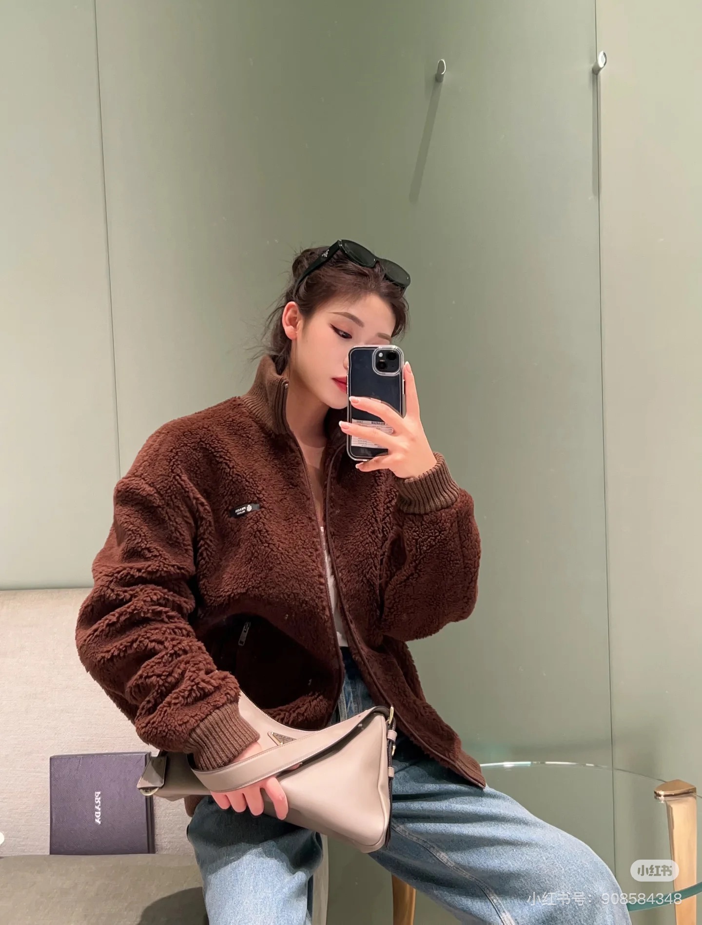 NO:663201,Prad* letter logo lamb wool jacket is made of high-quality matching fabric and feels soft and delicate ~ perfect for autumn and winter wear!  Three-dimensional cut and loose fit, simple, fashionable and elegant. Sheep wool blended material, the cuffs and hem are closed with ribbing, making it more comfortable to wear!  The classic logo pattern on the chest is embellished, highlighting the brand's unique low-key luxury style. The autumn and winter look is super comfortable for commuting and leisure, and it easily has a 1:1 awesome version. The latest items for early autumn, look for the exclusive high version SML, prada, jackets & coats,  19860909Prad*字母徽标羊羔毛外套高品质对版面料手感柔软细腻～秋冬穿超适合！立体剪裁宽松版型,简约时髦又大气 绵羊毛混纺材质,袖口下摆收边做罗纹收口,穿着更舒适！胸前经典徽标图案点缀,突显品牌独有的低调奢华风范,通勤休闲都超舒适的秋冬look轻松拥有1:1超赞版型,早秋最新单品,认准独家高版本 SML,,prada,jackets & coats, ,Women's clothing