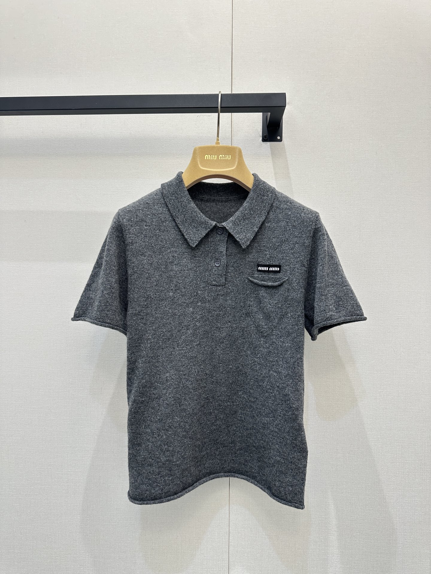 NO:664077,Miu Miu's logo cashmere knitted Polo shirt is made of cashmere, soft and warm. It has a classic Polo collar + short cut, and the small chest pocket is embellished with the brand logo. The details are perfect. The cuffs and hem curling design add a sense of playfulness and can also modify the proportion of the body. Whether worn with a shirt or worn alone, you can easily create an elegant and casual style. Ready for sale S/M/L Large quantities of real shots,, miumiu, shirts,  19860909Miu Miu这款徽标羊绒针织Polo衫,采用山羊绒,柔软又保暖.经典Polo领+短款剪裁,胸前小口袋点缀品牌徽标,细节满分.袖口和下摆卷边设计,增添俏皮感,还能修饰身形比例.无论内搭衬衫还是单穿,都能轻松打造优雅随性风格现货发售S/M/L大货实拍,,miumiu,shirts, ,Women's clothing