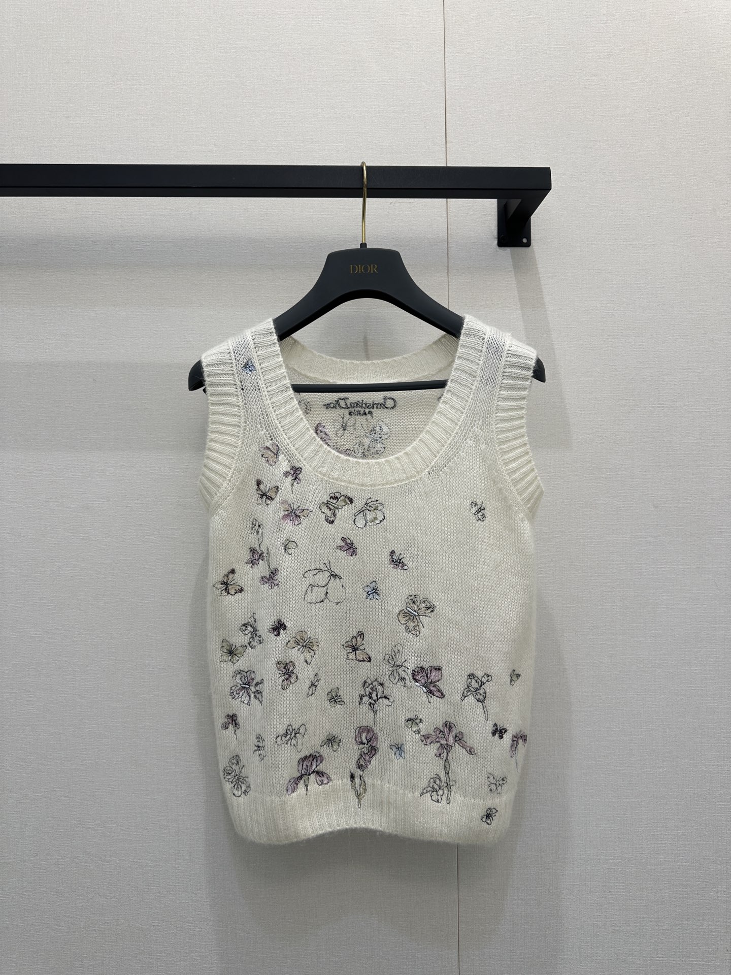 NO:664062,Original purchase and development, counter quality, high version Dior 25 new hollow design butterfly dance knitted sweater. This sweater highlights the multi-color butterfly pattern featured in the series. It is carefully made of white alpaca blended knitted fabric. Regular cut with ribbed trim. Can be matched with various styles in each season to enhance style. SML real shot of large goods, dior,  19860909原版购入开发 专柜品质 高版本 Dior 25新款镂空设计蝴蝶共舞针织这款针织衫彰显该系列特色的多色蝴蝶图案 采用白色羊驼毛混纺针织面料精心制作常规剪裁搭配罗纹饰边 可与各季节的各式造型搭配提升格调 SML大货实拍,,dior, ,Women's clothing