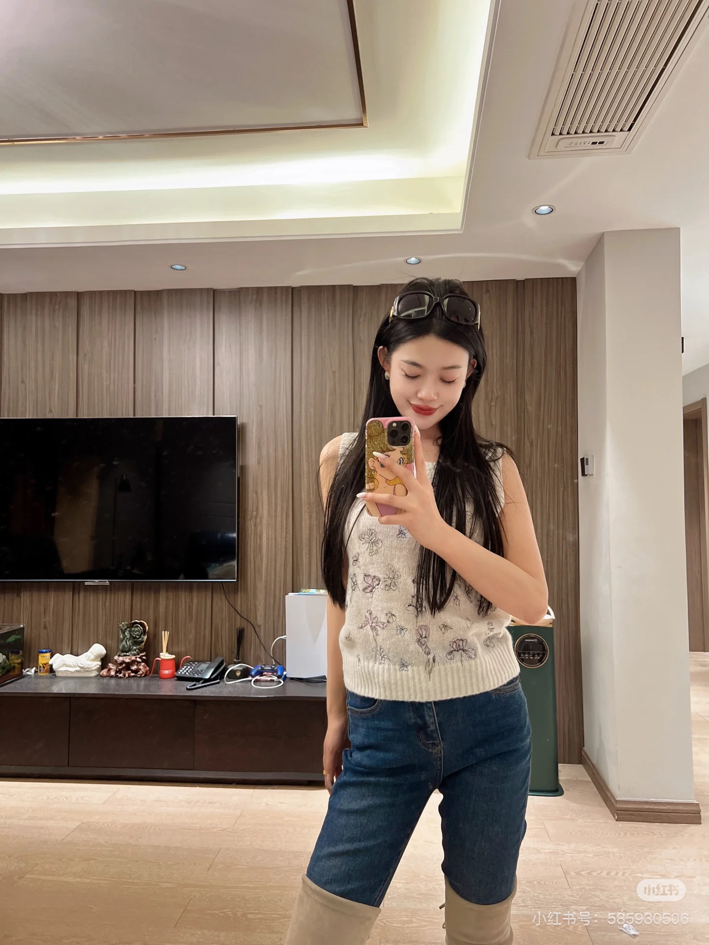 NO:664070,Original purchase and development, counter quality, high version Dior 25 new hollow design butterfly dancing knitted sweater. This sweater highlights the multi-color butterfly pattern featured in the series. It is carefully made of white alpaca blended knitted fabric. Regular cut with ribbed trim. It can be matched with various styles in each season to enhance the style. SML, dior,  19860909原版购入开发 专柜品质 高版本 Dior 25新款镂空设计蝴蝶共舞针织这款针织衫彰显该系列特色的多色蝴蝶图案 采用白色羊驼毛混纺针织面料精心制作常规剪裁搭配罗纹饰边 可与各季节的各式造型搭配提升格调 SML,,dior, ,Women's clothing