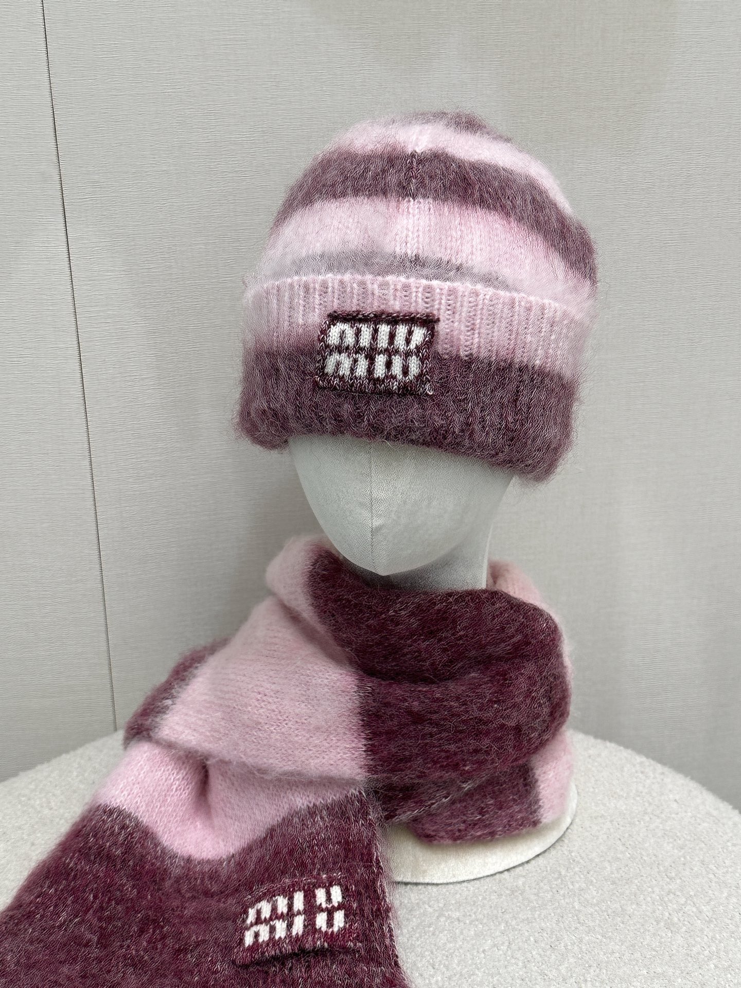 NO:665060,(Hat) Miu*iu new autumn and winter mohair wool blended cashmere lazy hat丨originally developed!  High quality production!  Carefully made of mohair fabric, loose cut with stand-up collar, unique. Decorated with letters, it is more refined and can be matched with this series of clothing to show elegance and charm. Ready stock. Real shots of large quantities,,miumiu,hats, 19860909（帽子） Miu*iu 秋冬新款 马海毛羊毛混纺羊绒懒惰帽子丨原版开发！高版出品！采用马海毛面料精心制作,宽松剪裁搭配立领、别具一格.饰以字母更显精致,可与该系列服饰搭配,彰显优雅魅力.现货.大货实拍,,miumiu,hats, ,Women's clothing