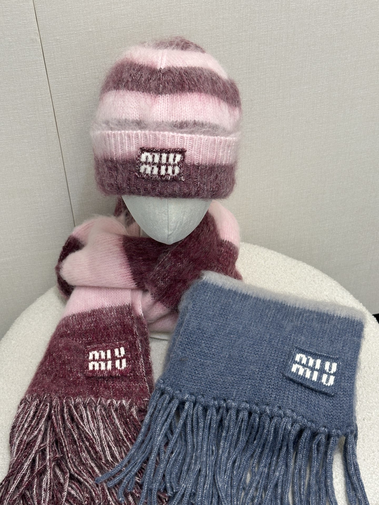 NO:665076,Miu*iu new autumn and winter mohair wool blended cashmere lazy scarf丨originally developed!  High quality production!  Carefully crafted from mohair fabric, it has a loose cut with a stand-up collar, making it unique. Decorated with letters, it is more refined and can be matched with this series of clothing to show its elegance and charm. Ready in stock. 2 colors, length 228 cm, width 22cm, real shot of the large product,, miumiu,  19860909Miu*iu 秋冬新款 马海毛羊毛混纺羊绒懒惰围巾丨原版开发！高版出品！采用马海毛面料精心制作,宽松剪裁搭配立领、别具一格.饰以字母更显精致,可与该系列服饰搭配,彰显优雅魅力.现货.2色长228 cm,宽22cm大货实拍,,miumiu, ,Women's clothing