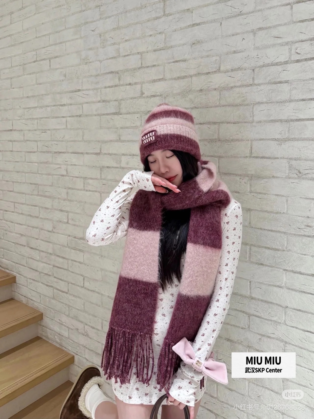 NO:665065,(Hat) Miu*iu new autumn and winter mohair wool blended cashmere lazy hat丨originally developed!  High quality production!  Carefully crafted from mohair fabric, it is loosely cut with a stand-up collar and is unique. Decorated with letters, it is more refined and can be matched with this series of clothing to show its elegant charm. Ready in stock.,,miumiu,hats, 19860909（帽子） Miu*iu 秋冬新款 马海毛羊毛混纺羊绒懒惰帽子丨原版开发！高版出品！采用马海毛面料精心制作,宽松剪裁搭配立领、别具一格.饰以字母更显精致,可与该系列服饰搭配,彰显优雅魅力.现货.,,miumiu,hats, ,Women's clothing