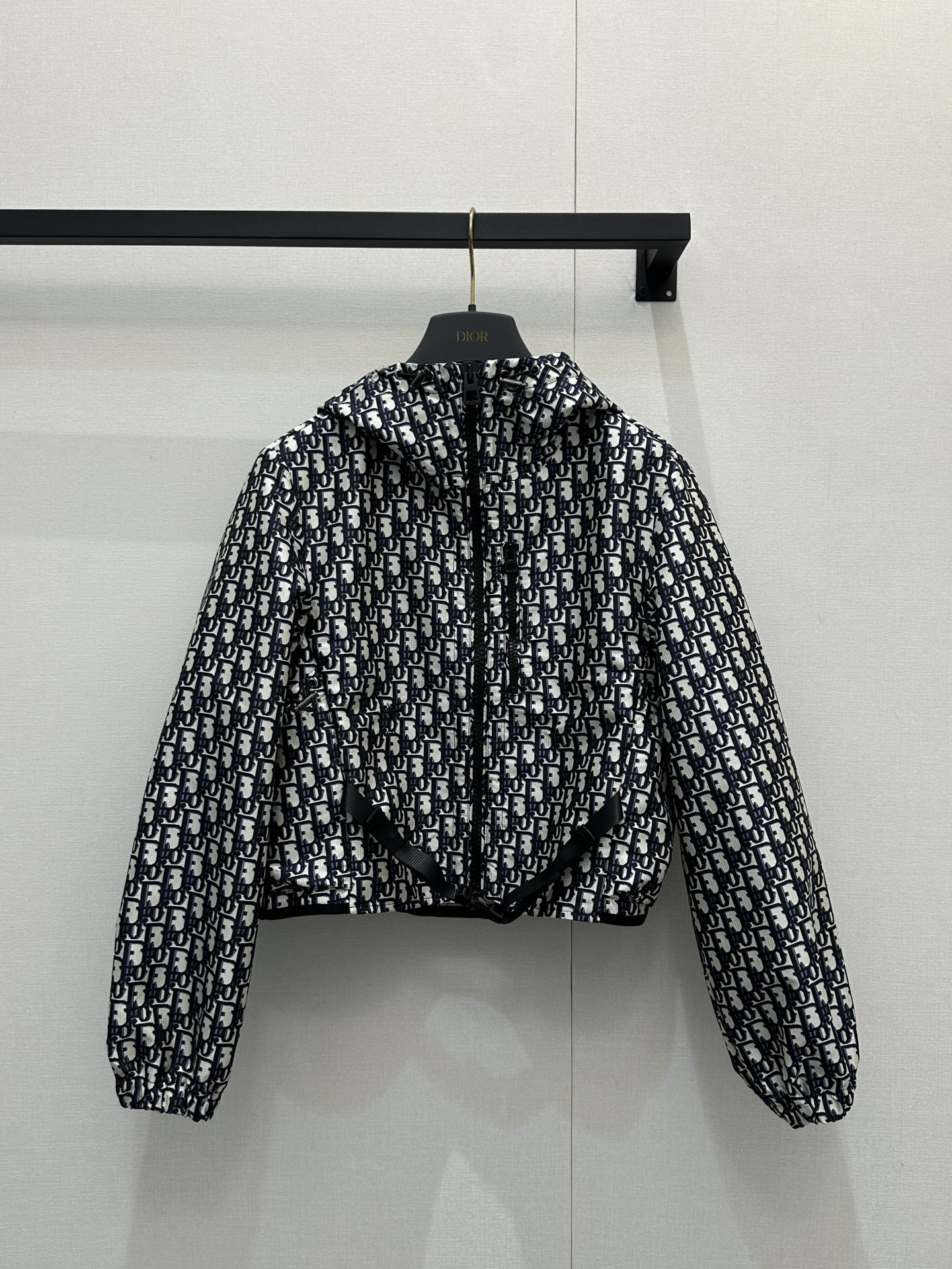 NO:665041,(Short jacket) Dio* 26Ss early spring new style presbyopic jacket is back丨original development!  High quality production!  This hooded jacket is decorated with golden Oblique jacquard, which goes back to the classic pattern YB launched by D*or in 1967. Customized golden taffeta technical jacquard fabric, and the right pocket is decorated with little bee embroidery to make it more exquisite. Super super heavy work. The most important thing is to do the anti-pattern design, the workmanship cost is double that of ordinary jackets. The texture is really invincible. Spot SML real goods, dior, jackets & coats, jackets &  coats,hats, 19860909（短款外套）Dio* 26Ss早春新款 老花夹克外套回归啦丨原版开发！高版出品！ 这款连帽夹克饰以金色 Oblique 提花,回溯 D*or 于 1967 年推出的经典图案YB 定制的金色塔夫绸科技提花面料 并且右侧口袋部位饰以小蜜蜂刺绣更显精致超级超级重工最最最关键的是 要做对花设计,做工成本是普通外套双倍 质感真的无敌了 现货 SML大货实拍,,dior,jackets & coats,jackets & coats,hats, ,Women's clothing