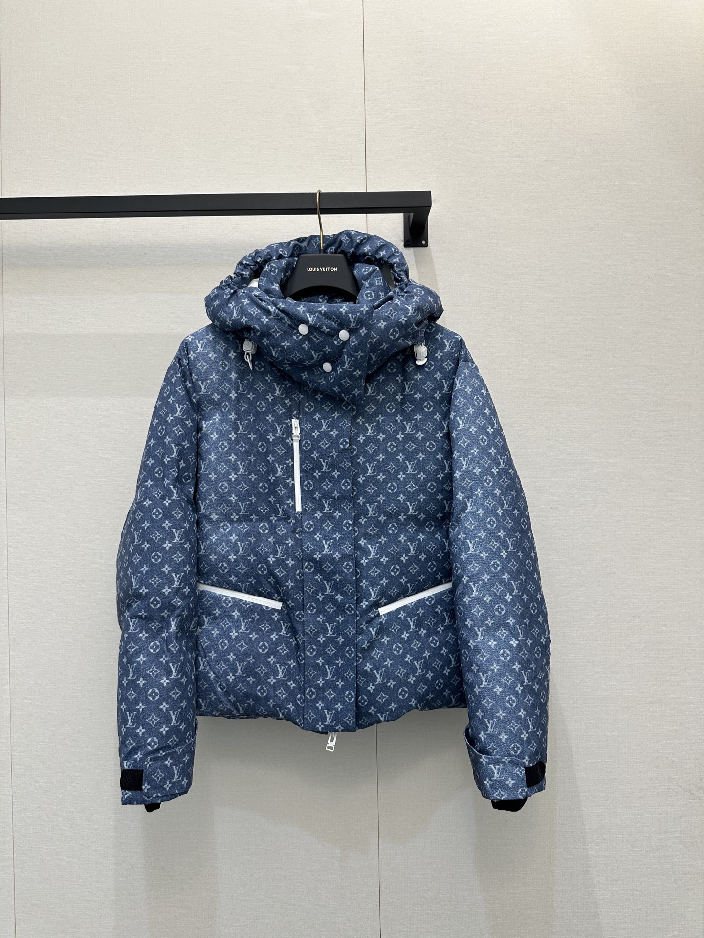 NO:666221,Equipped with a dust bag, the LV ski series denim presbyopia down jacket is made of nylon denim fabric with washed blue tones and Monogram presbyopia printed all over. It is highly recognizable. The interior is filled with white goose down, which has perfect warmth retention. The hooded design is practical and fashionable. It is suitable for daily life or skiing in winter! The short version can be paired with jeans or casual pants to easily create a trendy outfit. High-end positioning, both fashionable and functional, with a sense of quality and a real shot of the product, louis vuitton,jeans,down  jacket,hats, 19860909配防尘袋LV滑雪系列牛仔老花羽绒服,采用尼龙牛仔面料,水洗蓝色调+满印Monogram老花,辨识度超高.内里填充白鹅绒,保暖力满分,连帽设计实用又时髦,冬季日常或滑雪都很适合!短款版型,搭配牛仔裤或休闲裤,轻松打造潮流穿搭.高端定位,时尚与功能兼备,品质感拉满大货实拍,,louis vuitton,jeans,down jacket,hats, ,Women's clothing