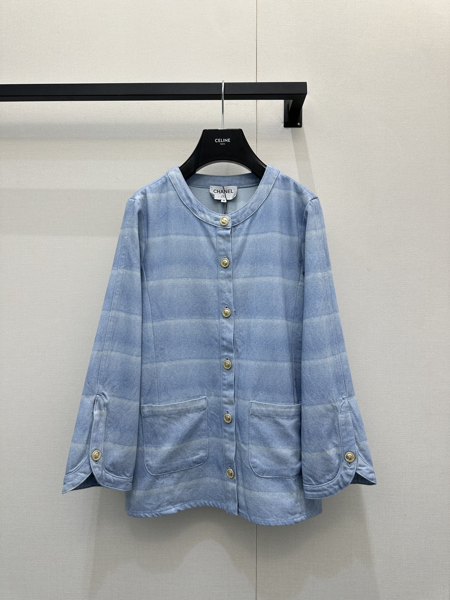 NO:666246,(Coat) Chanel 26C early spring vacation series blue striped denim jacket, light denim + fine glitter gradient stripes, round neck design is simple and elegant. Metal buttons + symmetrical pockets, practical and detailed. It can be easily controlled on vacation or daily, and it is super fresh when paired with light-colored bottoms! Actual photos of S/M/L large quantities,, chanel, jackets & coats,  19860909（外套）香奈儿26C早春度假系列蓝色条纹牛仔外套,轻薄牛仔布+细闪渐变条纹,圆领设计简约优雅.金属纽扣+对称口袋,实用又有细节感. 度假or日常都能轻松驾驭,搭配浅色下装超清新!S/M/L大货实拍,,chanel,jackets & coats, ,Women's clothing