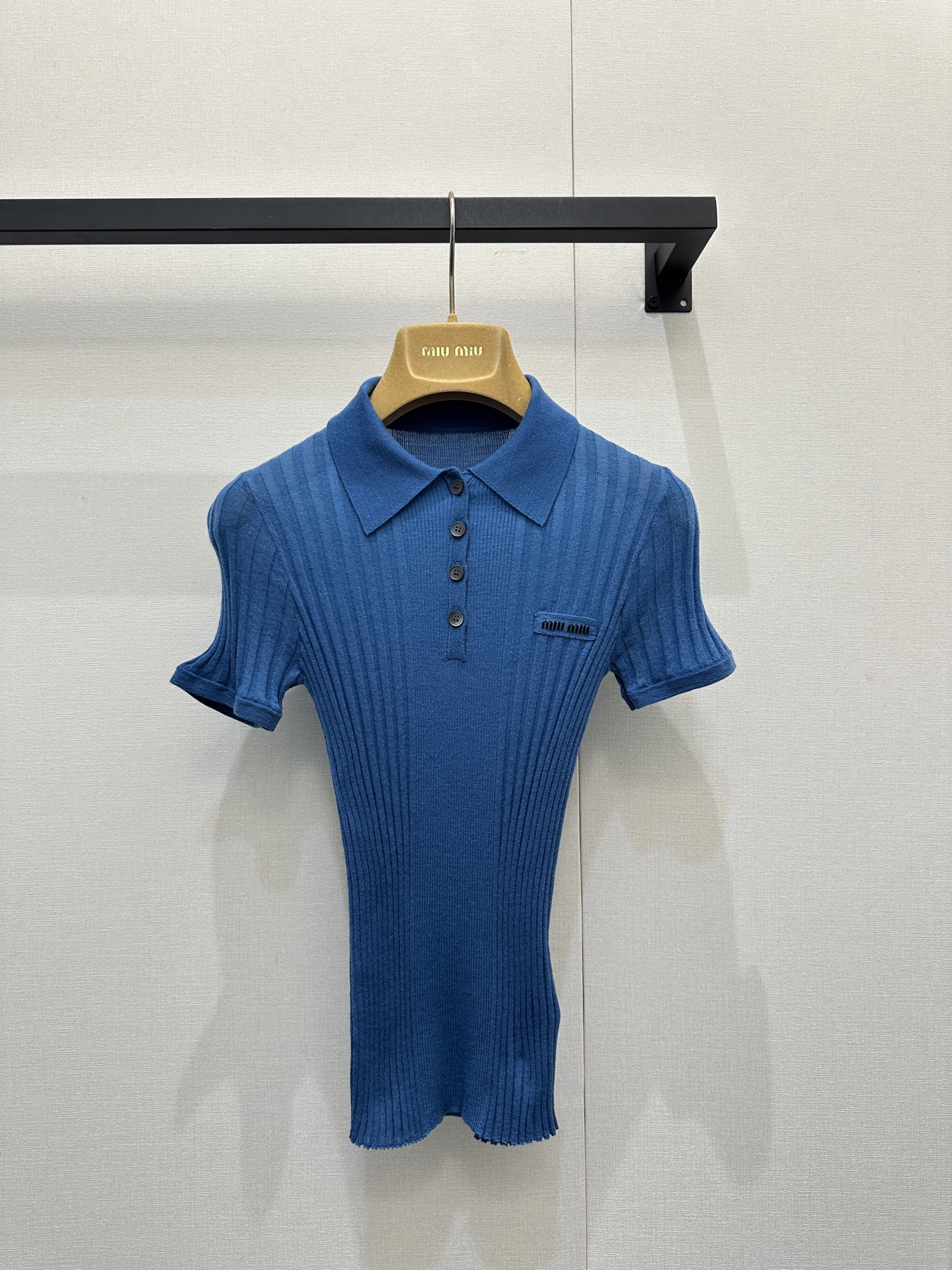 NO:666253,MiuM*u 26SS holiday series new Klein blue Polo sweater. 18 knitted sweater exclusively developed by yb!  High quality production!  Mini Miu Miu logo on the chest, pitted knitted fabric with a soft and elastic texture that is skin-friendly and can quietly hold in lines; the classic combination of short sleeves + Polo collar is suitable for all seasons. Klein blue has high saturation and eye-catching effect. Wearing it alone is refreshing in summer, layering it is layered for spring and autumn. Ready-made S/M/L large quantities of real shots, miumiu, sweaters, T-shirt,  19860909MiuM*u 26SS假日系列新款 克莱因蓝Polo针织衫.18针织毛衣独家yb开发！高版出品！胸口迷你MiuMiu标识,坑条针织面料自带软弹肌理,贴肤亲肤又能悄悄收住线条；短袖+Polo领的经典组合,适配度直接拉满四季,克莱因蓝自带高饱和吸睛度,单穿是夏日清爽,叠穿是春秋层次感.现货发售S/M/L大货实拍,,miumiu,sweaters,T-shirt, ,Women's clothing