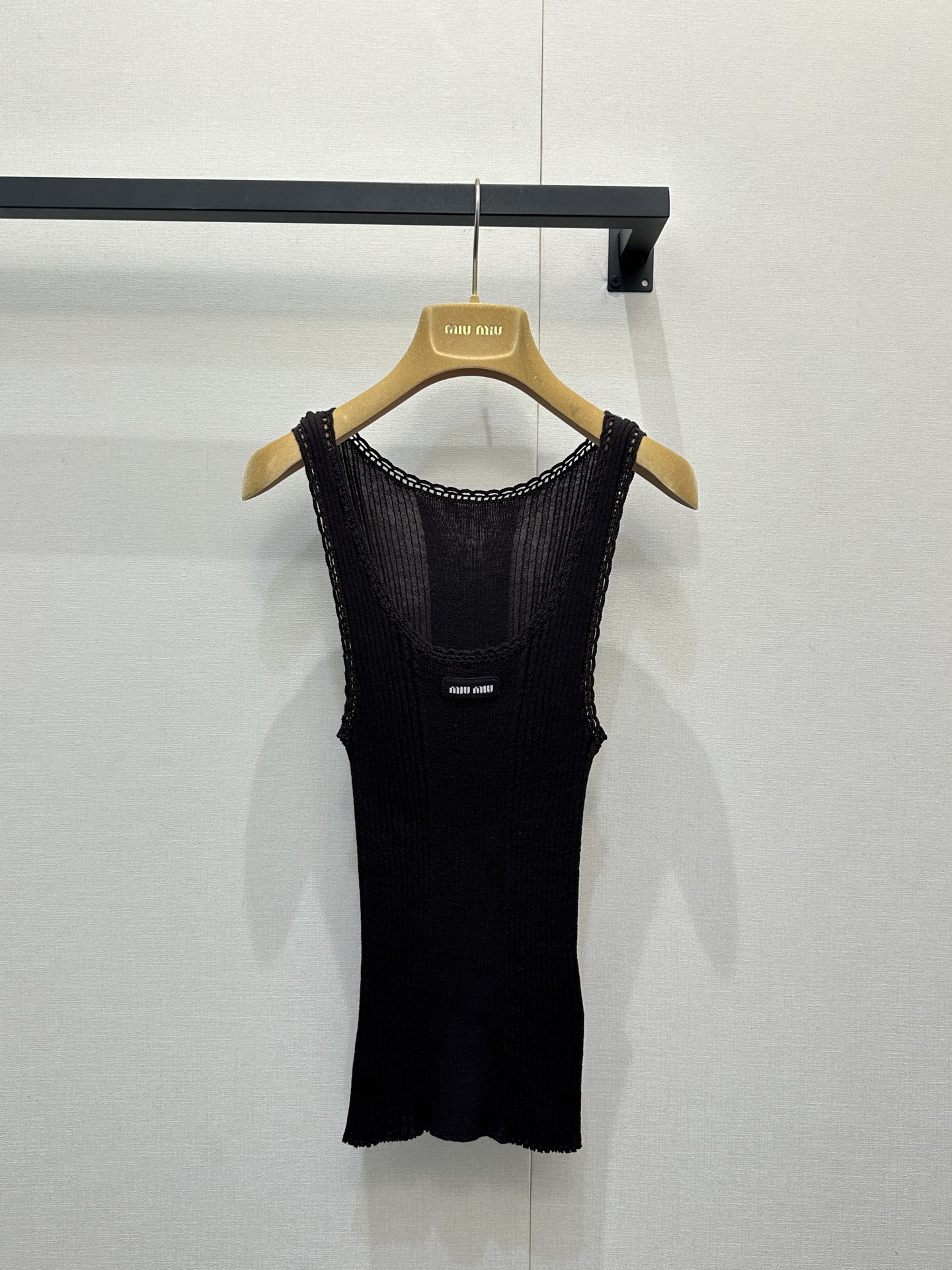 NO:666249,MiuM*u 26SS holiday series new Klein blue Polo sweater. 18 knitted sweater exclusively developed by yb!  High quality production!  Mini Miu Miu logo on the chest, pitted knitted fabric with a soft and elastic texture that is skin-friendly and can quietly hold in lines; the classic combination of short sleeves + Polo collar is suitable for all seasons. Klein blue has high saturation and eye-catching effect. Wearing it alone is refreshing in summer, layering it is layered for spring and autumn. Ready-made S/M/L large quantities of real shots, miumiu, sweaters, T-shirt,  19860909MiuM*u 26SS假日系列新款 克莱因蓝Polo针织衫.18针织毛衣独家yb开发！高版出品！胸口迷你MiuMiu标识,坑条针织面料自带软弹肌理,贴肤亲肤又能悄悄收住线条；短袖+Polo领的经典组合,适配度直接拉满四季,克莱因蓝自带高饱和吸睛度,单穿是夏日清爽,叠穿是春秋层次感.现货发售S/M/L大货实拍,,miumiu,sweaters,T-shirt, ,Women's clothing