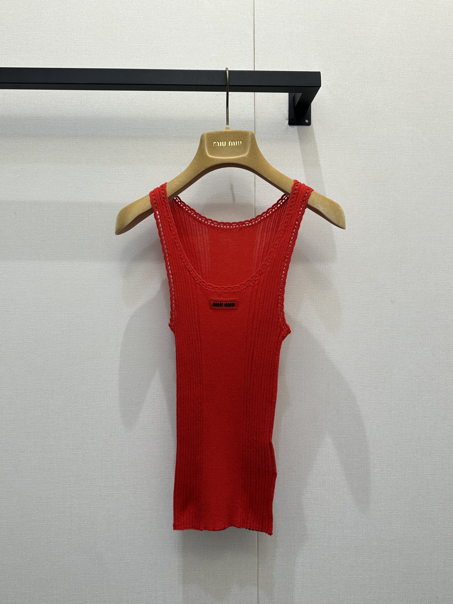 NO:666244,MiuM*u 26SS holiday series new Klein blue Polo sweater. 18 knitted sweater exclusively developed by yb!  High quality production!  Mini Miu Miu logo on the chest, pitted knitted fabric with a soft and elastic texture that is skin-friendly and can quietly hold in lines; the classic combination of short sleeves + Polo collar is suitable for all seasons. Klein blue has high saturation and eye-catching effect. Wearing it alone is refreshing in summer, layering it is layered for spring and autumn. Ready-made S/M/L large quantities of real shots, miumiu, sweaters, T-shirt,  19860909MiuM*u 26SS假日系列新款 克莱因蓝Polo针织衫.18针织毛衣独家yb开发！高版出品！胸口迷你MiuMiu标识,坑条针织面料自带软弹肌理,贴肤亲肤又能悄悄收住线条；短袖+Polo领的经典组合,适配度直接拉满四季,克莱因蓝自带高饱和吸睛度,单穿是夏日清爽,叠穿是春秋层次感.现货发售S/M/L大货实拍,,miumiu,sweaters,T-shirt, ,Women's clothing