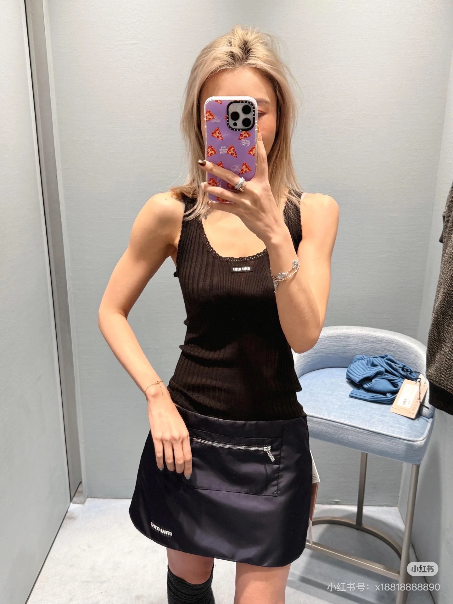 NO:666251,Miu Mi* 26SS early spring new style 18 knitted wool vest丨Exclusively developed with handmade lace!  Top quality production!  The ribbed texture woven with fine wool has a soft and skin-friendly texture. Wearing it alone in early spring is breathable and not stuffy, and layering it can also bring out a light and layered feel. The classic U-shaped neckline is decorated with exquisite lace, and the sweet and cool feeling just balances the laziness of knitting; the chest mini  The logo is a low-key finishing touch, and it is a Miu-style girly touch. This piece can be used for all looks in early spring, from daily life to dating. Ready for sale S/M/L,,miumiu, 19860909Miu Mi* 26SS早春新款 18针织羊毛背心丨手工花边独家开发！顶级高版出品！以细腻羊毛织就的罗纹肌理感 自带软糯亲肤的温柔质感,早春单穿透气不闷,叠穿打底也能衬出轻盈层次感.经典U型领口缀着精致蕾丝边,甜酷感恰好中和了针织的慵懒；胸口mini Logo标低调点睛,是Miu式少女感的小心机~件承包早春从日常到约会的所有造型~现货发售S/M/L,,miumiu, ,Women's clothing