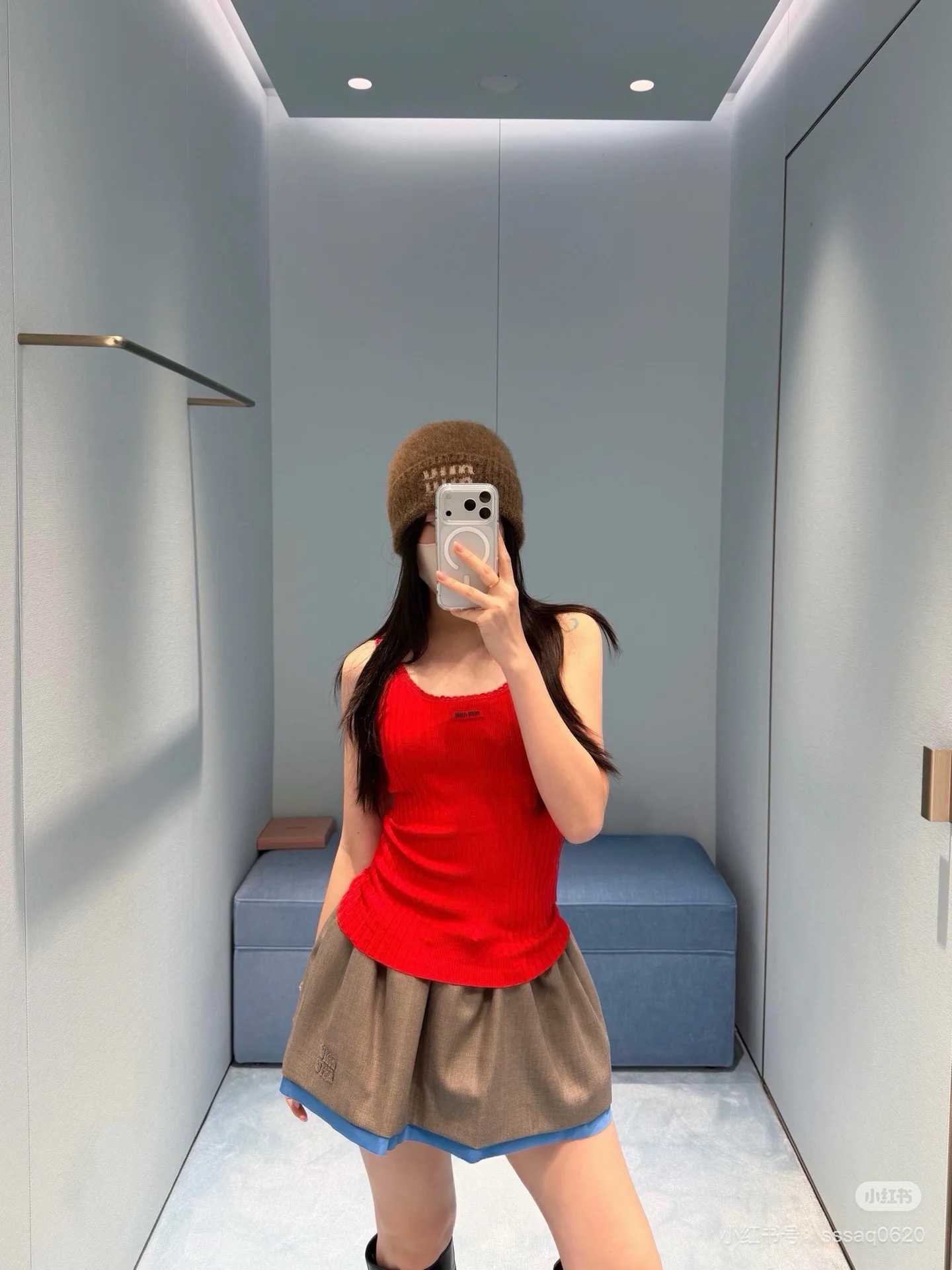 NO:666247,MiuM*u 26SS holiday series new Klein blue Polo sweater. 18 knitted sweater exclusively developed by yb!  High quality production!  Mini Miu Miu logo on the chest, pitted knitted fabric with a soft elastic texture that is skin-friendly and can quietly hold in lines; the classic combination of short sleeves + Polo collar is suitable for all seasons. Klein blue has high saturation and eye-catching effect. Wearing it alone is refreshing in summer, and layering it is layered in spring and autumn. Ready for sale S/M/L,, miumiu, sweaters, T-shirt,  19860909MiuM*u 26SS假日系列新款 克莱因蓝Polo针织衫.18针织毛衣独家yb开发！高版出品！胸口迷你MiuMiu标识,坑条针织面料自带软弹肌理,贴肤亲肤又能悄悄收住线条；短袖+Polo领的经典组合,适配度直接拉满四季,克莱因蓝自带高饱和吸睛度,单穿是夏日清爽,叠穿是春秋层次感.现货发售S/M/L,,miumiu,sweaters,T-shirt, ,Women's clothing