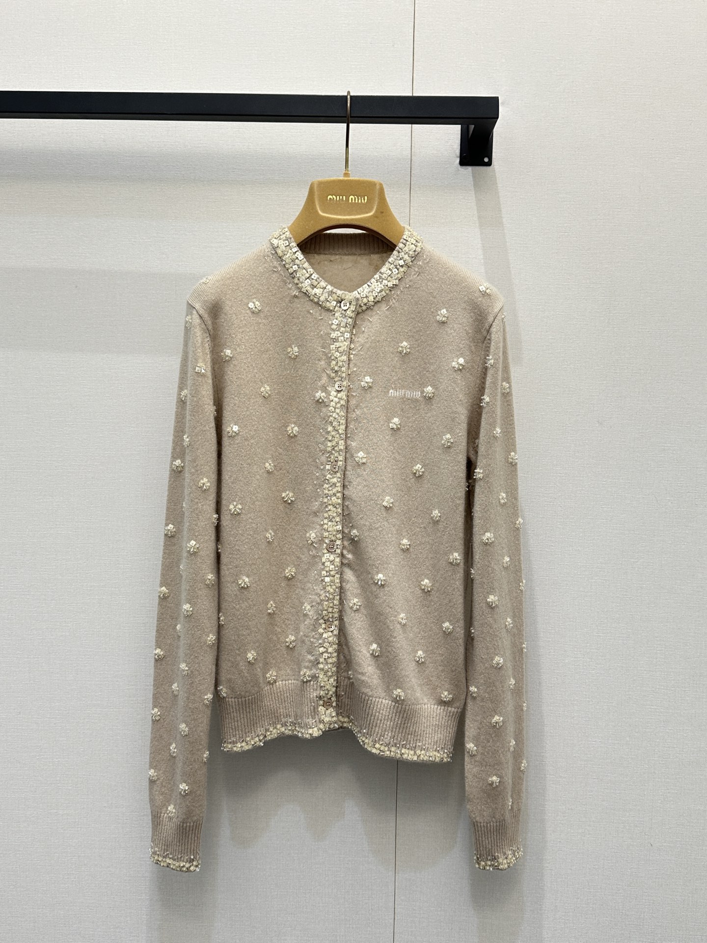 NO:666232,Miumi* 25Fw new autumn and winter sequin embroidered cashmere knitted cardigan exclusively developed by yb!  High quality production!  The tassel glitter on the neckline + three-dimensional four-leaf flower embroidery all over the body, the iconic 'girly elegance', reflects the light under the light but is not exaggerated; the soft and waxy cashmere fabric is close to the skin without being tied, and the slim fit can highlight the waistline, and it will not be bloated when layered with shirts/basements; this is not an ordinary knitted vest, it is the king of autumn and winter style that can be 'layered casually' with its own highlight. Size S M  L real shots of large goods,,miumiu,shirts, 19860909Miumi* 25Fw秋冬新款 亮片刺绣羊绒针织开衫 独家yb开发！高版出品！领口的流苏闪片+满身立体四叶花刺绣,标志性的“少女贵气”,灯光下细碎反光但不浮夸；软糯的羊绒面料,贴肤不扎,修身版型既能衬出腰线,叠穿衬衫/打底也不会臃肿；这不是普通的针织背心,是能让“随便叠穿”都自带高光的秋冬王炸款 码数S M L大货实拍,,miumiu,shirts, ,Women's clothing