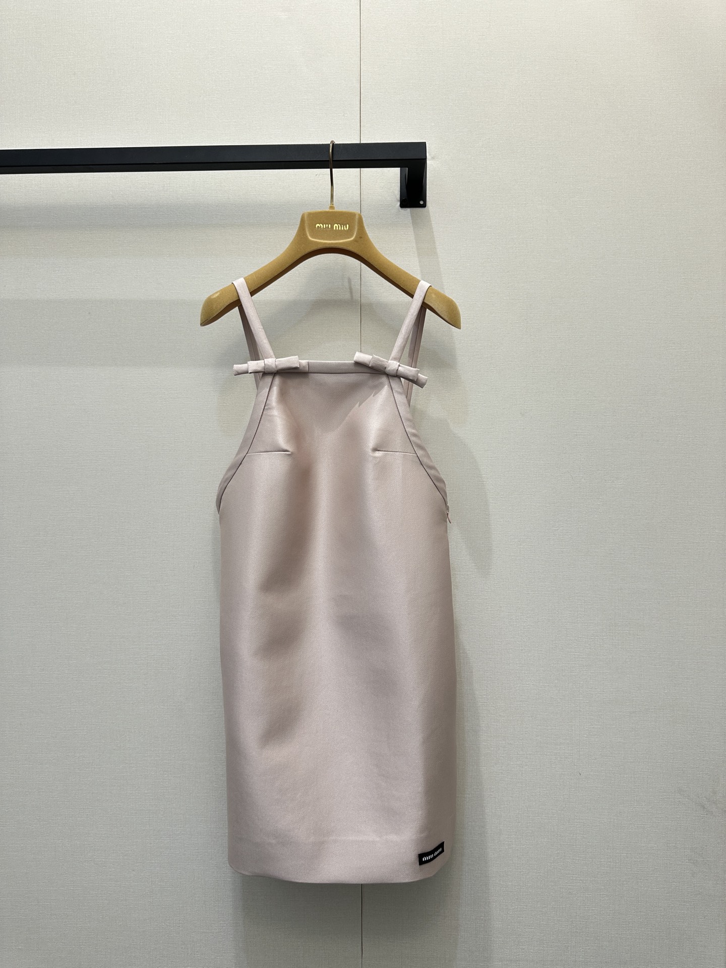 NO:666226,Miu M*u 25FW new autumn and winter pink bow patch suspender dress丨Exclusively developed!  High quality production!  It is based on soft pink satin and has a soft light texture. The shoulder straps are decorated with bows of the same fabric. The sweet element weakens the exposed skin of the suspenders and adds a sense of playful agility. The patch logo on the hem of the skirt echoes the brand tone in a low-key manner. The satin fabric has a drapey luster, which brings a sense of softness when walking. It is a two-way adaptable model for sweet girls and light and mature styles. Ready for sale S/M/L large quantities of real photos, miumiu, skirts, alexander  wang19860909Miu M*u 25FW秋冬新款 粉色蝴蝶结贴布吊带连衣裙丨独家开发！高版出品！以柔粉缎面为基底,自带柔光质感,肩带处缀以同面料蝴蝶结装饰,甜美元素弱化吊带的露肤感,增添俏皮灵动感；裙身下摆的贴布标识,低调呼应品牌调性；缎面面料自带垂坠光泽,走动间自带柔美感；是甜妹与轻熟风的双向适配款.现货发售S/M/L大货实拍,,miumiu,skirts, ,Women's clothing