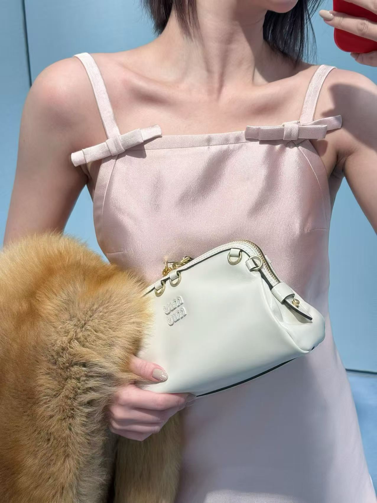 NO:666230,Miu M*u 25FW new autumn and winter pink bow patch suspender dress丨Exclusively developed!  High quality production!  It is based on soft pink satin and has a soft light texture. The shoulder straps are decorated with bows of the same fabric. The sweet element weakens the exposed skin of the suspenders and adds a sense of playful agility. The patch logo on the hem of the skirt low-key echoes the brand tone. The satin fabric has a drapey luster and a sense of softness when walking. It is a two-way adaptable model for sweet girls and light and mature styles. Ready for sale S/M/L, miumiu, skirts,  19860909Miu M*u 25FW秋冬新款 粉色蝴蝶结贴布吊带连衣裙丨独家开发！高版出品！以柔粉缎面为基底,自带柔光质感,肩带处缀以同面料蝴蝶结装饰,甜美元素弱化吊带的露肤感,增添俏皮灵动感；裙身下摆的贴布标识,低调呼应品牌调性；缎面面料自带垂坠光泽,走动间自带柔美感；是甜妹与轻熟风的双向适配款.现货发售S/M/L,,miumiu,skirts, ,Women's clothing