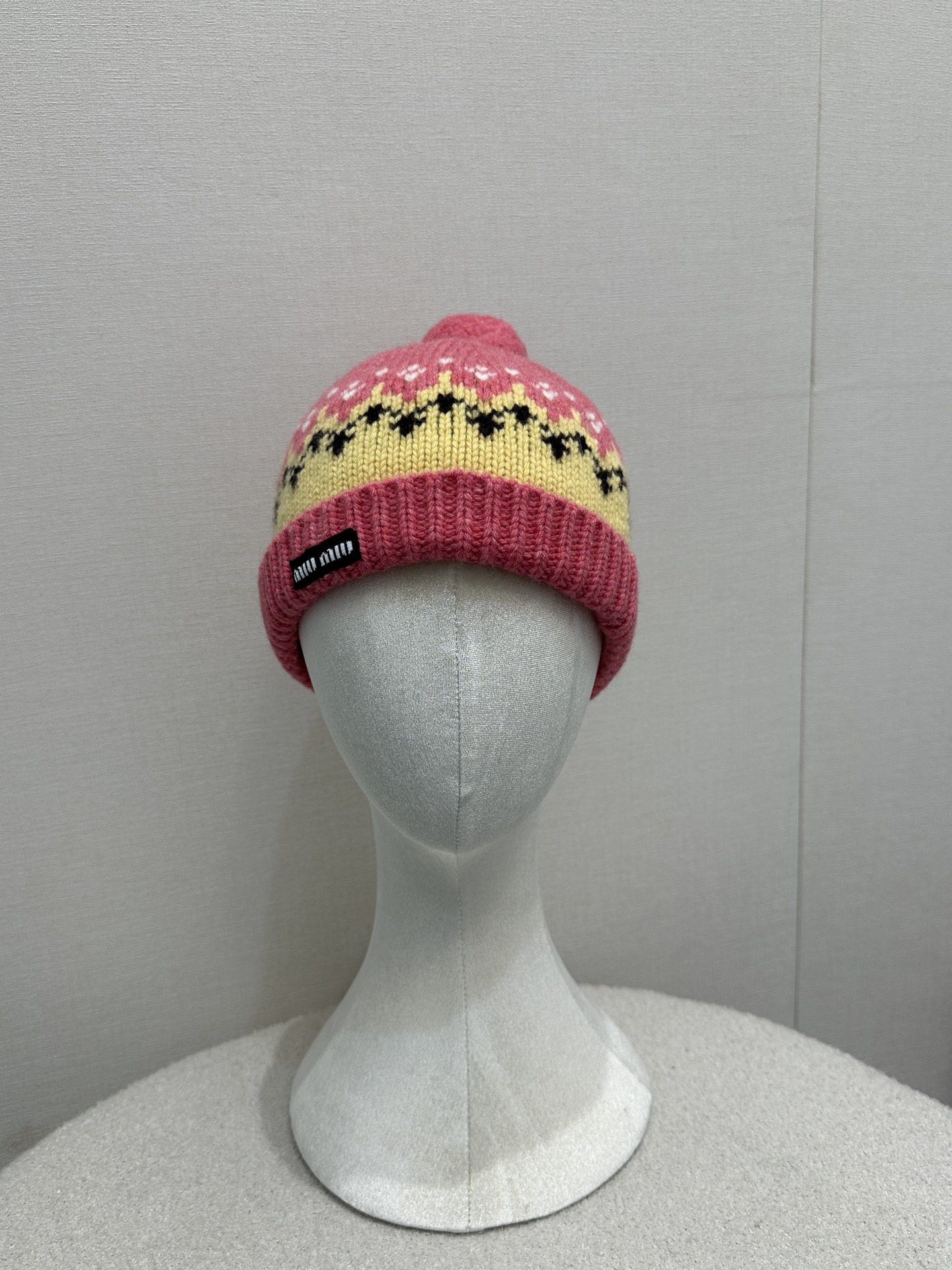 NO:667147,(Hat) Miu*iu new autumn and winter wool blended cashmere lazy hat | original development!  High quality production!  Carefully made of mohair fabric, loose cut with stand-up collar, unique. Decorated with letters, it is more refined and can be matched with this series of clothing to show elegance and charm. Ready stock. Real shots of large quantities,,miumiu,hats, 19860909（帽子） Miu*iu 秋冬新款 羊毛混纺羊绒懒惰帽子丨原版开发！高版出品！采用马海毛面料精心制作,宽松剪裁搭配立领、别具一格.饰以字母更显精致,可与该系列服饰搭配,彰显优雅魅力.现货.大货实拍,,miumiu,hats, ,Women's clothing