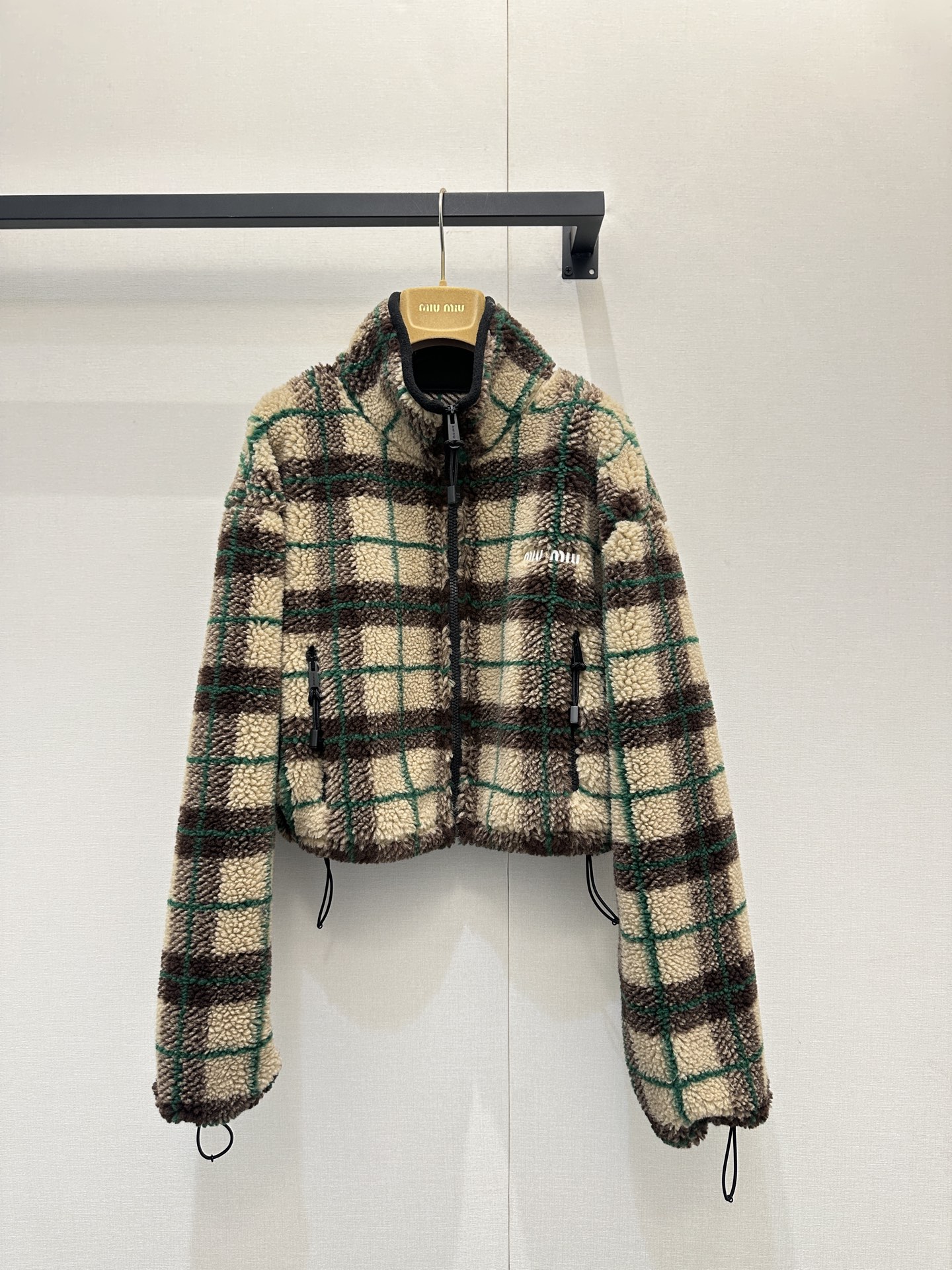 NO:667142,MiuMi* 25FW new autumn and winter retro plaid teddy velvet short jacket丨Exclusively developed by yb!  High quality production!  Khaki + dark green + dark brown plaid color, low saturation color is gentle and high-end, fluffy lamb wool texture, the upper hand is soft and wrapped in clouds, it is full of warmth and does not look bloated at all - short cut + drawstring waist, easy to wear high waistline, small people can also feel neat. This piece directly completes the autumn and winter atmosphere. Size S M L large goods real shot, miumiu, jackets & coats, alexander  wang19860909MiuMi* 25FW秋冬新款 复古格纹泰迪绒短款外套丨独家yb开发！高版出品！卡其+墨绿+深棕的格纹配色,低饱和色系温柔又高级,蓬松羊羔毛质感,上手是裹在云朵里的软绵,保暖力拉满的同时,完全不会显臃肿——短款剪裁+抽绳收腰,轻松穿出高腰线,小个子也能拿捏利落感.这一件直接把秋冬氛围感拉满 码数S M L大货实拍,,miumiu,jackets & coats, ,Women's clothing