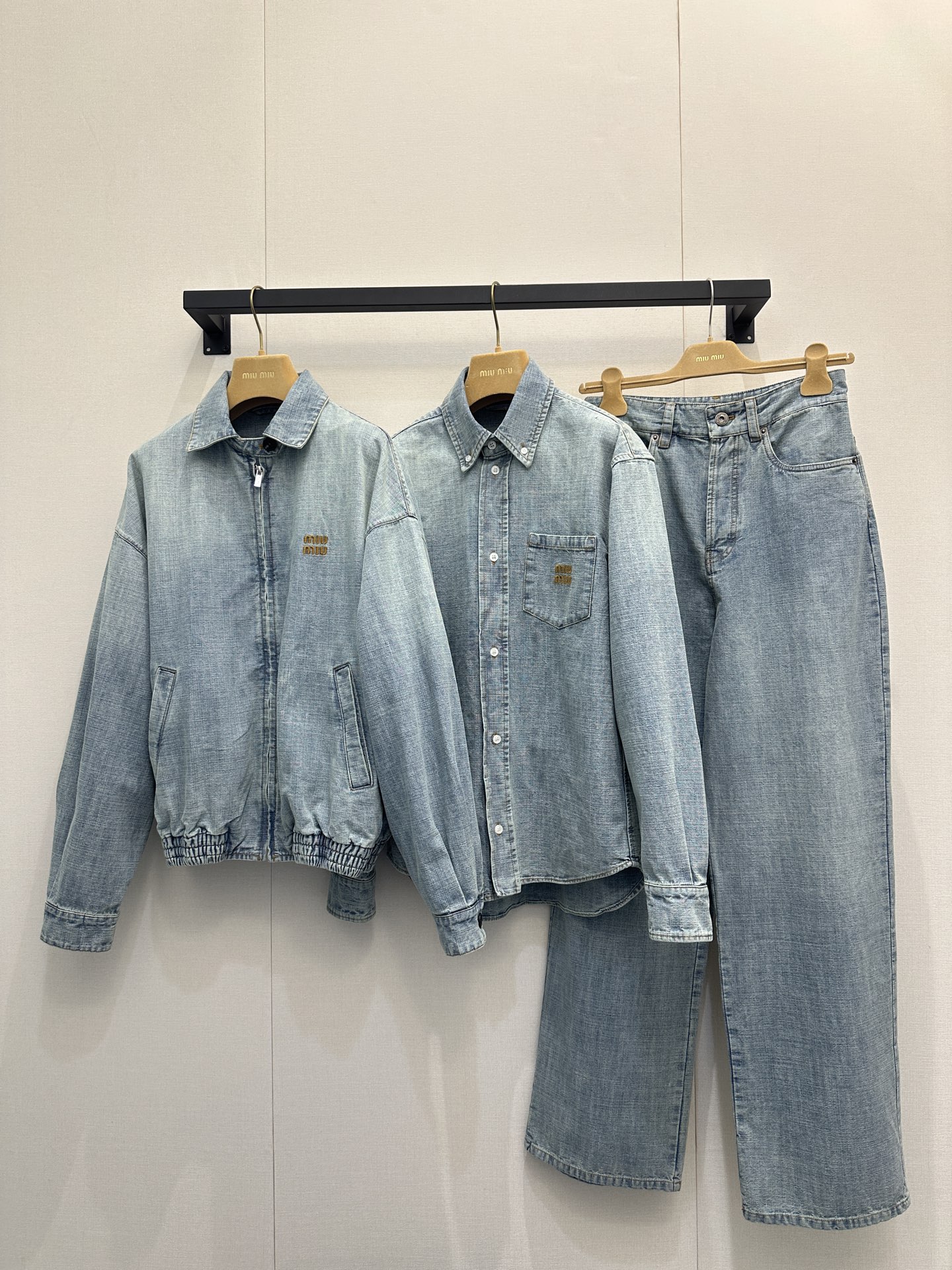 NO:667136,Miumi* 26Ss new spring and summer light wash striped denim jacket, originally developed and produced in high quality!  The washing process is superb!  The brown embroidered letter logo is low-key and luxurious. The original custom-made yarn-dyed stripes and imported washed denim are soft, delicate and have a great texture. The loose fit makes the upper body look slimmer!  Sweet and salty temperament, age-reducing girlish style, versatile and not picky!  The quality of workmanship depends on the details. Ready-made SML products, real shots, miumiu, jackets & coats,  19860909Miumi* 26Ss春夏新款 浅色水洗条纹牛仔外套 原版开发 高版出品！洗水工艺绝绝子！棕色刺绣字母logo低调奢华,原版定制色织条纹进口洗水牛仔柔软细腻质感超赞.宽松版型上身巨显瘦！可甜可盐气质减龄少女风百搭不挑人！做工品质看细节.现货 SML大货实拍,,miumiu,jackets & coats, ,Women's clothing