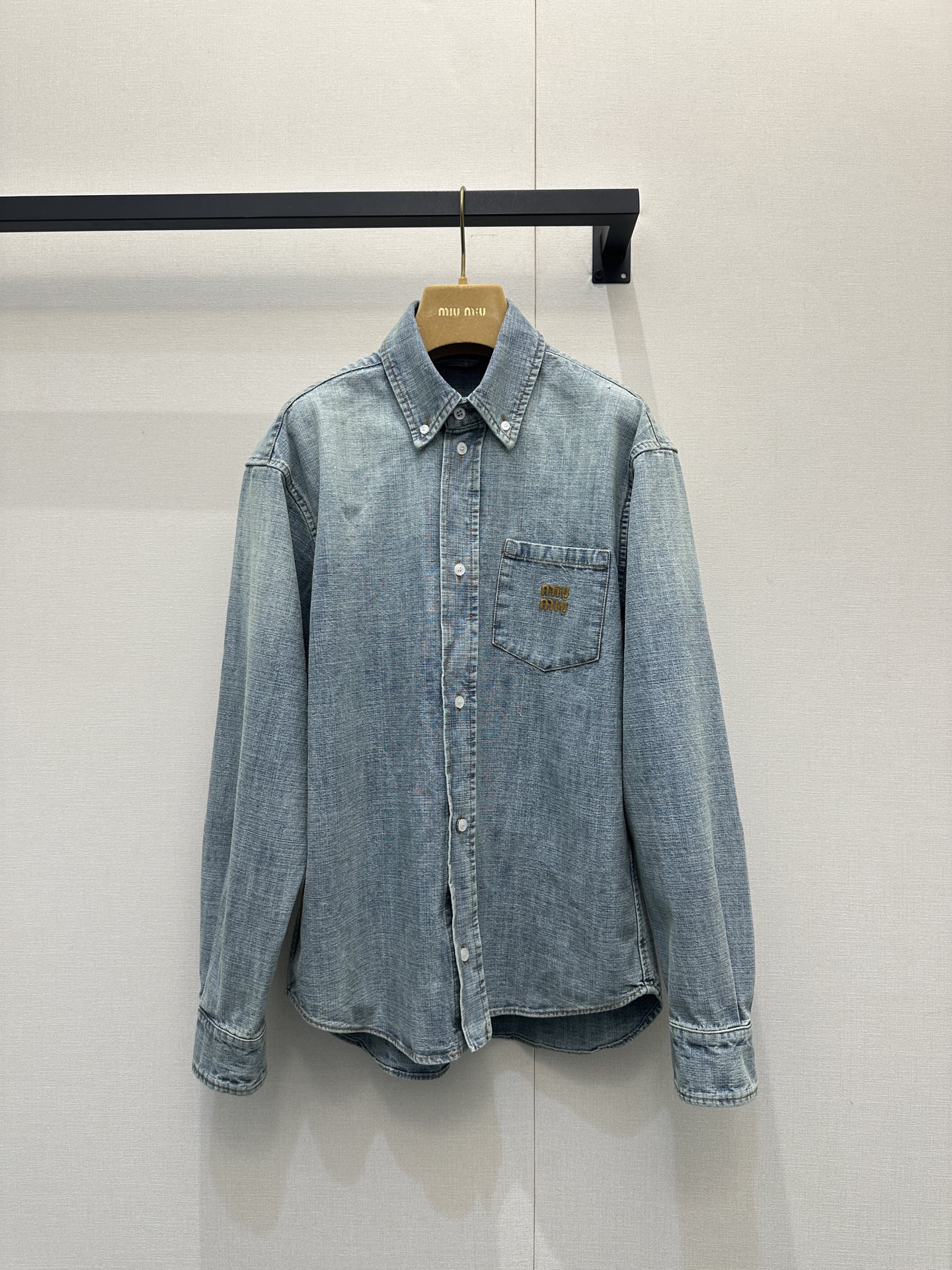 NO:667128,Shirt Miumi* 26Ss new spring and summer style, light washed striped denim short shirt + trousers, originally developed and produced in high quality!  The raw edge washing process is superb!  The brown embroidered letter logo is low-key and luxurious. The original custom-made yarn-dyed stripes and imported washed denim are soft, delicate and have a great texture. The loose and short version makes the upper body look slimmer!  Sweet and salty temperament, age-reducing girlish style, versatile and not picky!  The quality of workmanship depends on the details. Ready-made SML products, real shots, miumiu, shirts,  19860909衬衫 Miumi* 26Ss春夏新款 浅色水洗条纹牛仔短款衬衫+长裤 原版开发 高版出品！毛边洗水工艺绝绝子！棕色刺绣字母logo低调奢华,原版定制色织条纹进口洗水牛仔柔软细腻质感超赞.宽松小短款版型上身巨显瘦！可甜可盐气质减龄少女风百搭不挑人！做工品质看细节.现货 SML大货实拍,,miumiu,shirts, ,Women's clothing