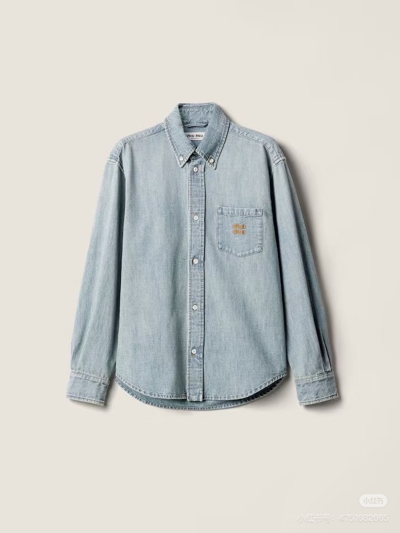 NO:667134,Lining pants Miumi* 26Ss spring and summer new style light washed striped denim short shirt + trousers original development and high version production!  The raw edge washing process is superb!  The brown embroidered letter logo is low-key and luxurious. The original custom-made yarn-dyed stripes and imported washed denim are soft, delicate and have a great texture. The loose and short version makes the upper body look slimmer!  Sweet and salty temperament, age-reducing girlish style, versatile and not picky!  The quality of workmanship depends on the details. In stock SML, miumiu, shirts,  19860909衬 裤 Miumi* 26Ss春夏新款 浅色水洗条纹牛仔短款衬衫+长裤 原版开发 高版出品！毛边洗水工艺绝绝子！棕色刺绣字母logo低调奢华,原版定制色织条纹进口洗水牛仔柔软细腻质感超赞.宽松小短款版型上身巨显瘦！可甜可盐气质减龄少女风百搭不挑人！做工品质看细节.现货 SML,,miumiu,shirts, ,Women's clothing