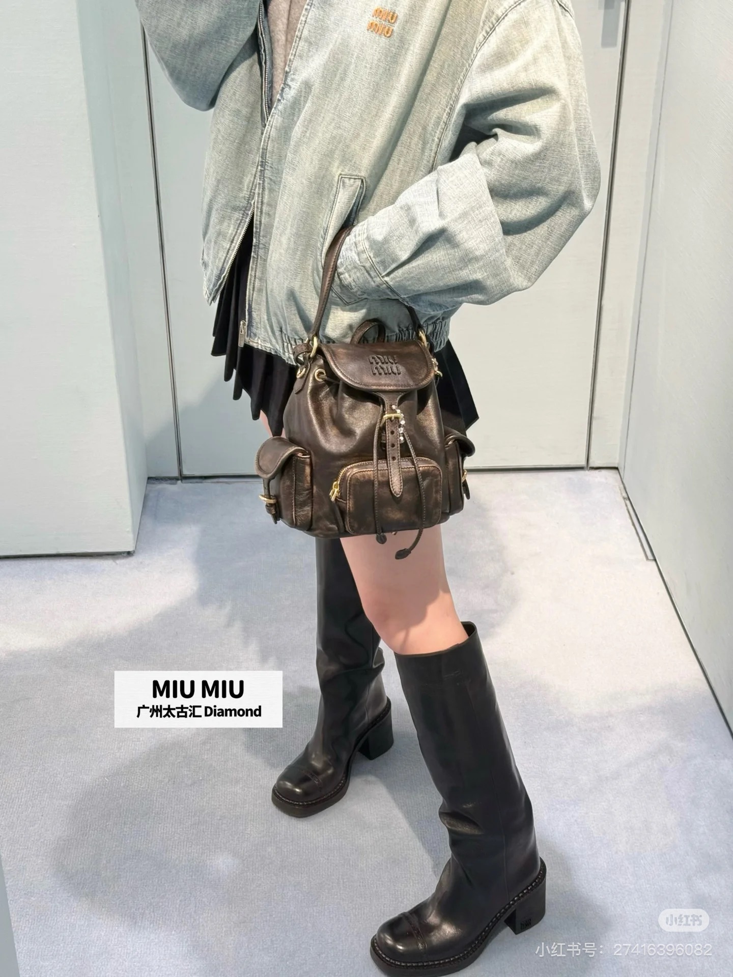 NO:667141,Miumi* 26Ss new spring and summer light wash striped denim jacket, originally developed and produced in high quality!  The washing process is superb!  The brown embroidered letter logo is low-key and luxurious. The original custom-made yarn-dyed stripes and imported washed denim are soft, delicate and have a great texture. The loose fit makes the upper body look slimmer!  Sweet and salty temperament, age-reducing girlish style, versatile and not picky!  The quality of workmanship depends on the details. In stock SML,,miumiu,jackets & coats, 19860909Miumi* 26Ss春夏新款 浅色水洗条纹牛仔外套 原版开发 高版出品！洗水工艺绝绝子！棕色刺绣字母logo低调奢华,原版定制色织条纹进口洗水牛仔柔软细腻质感超赞.宽松版型上身巨显瘦！可甜可盐气质减龄少女风百搭不挑人！做工品质看细节.现货 SML,,miumiu,jackets & coats, ,Women's clothing