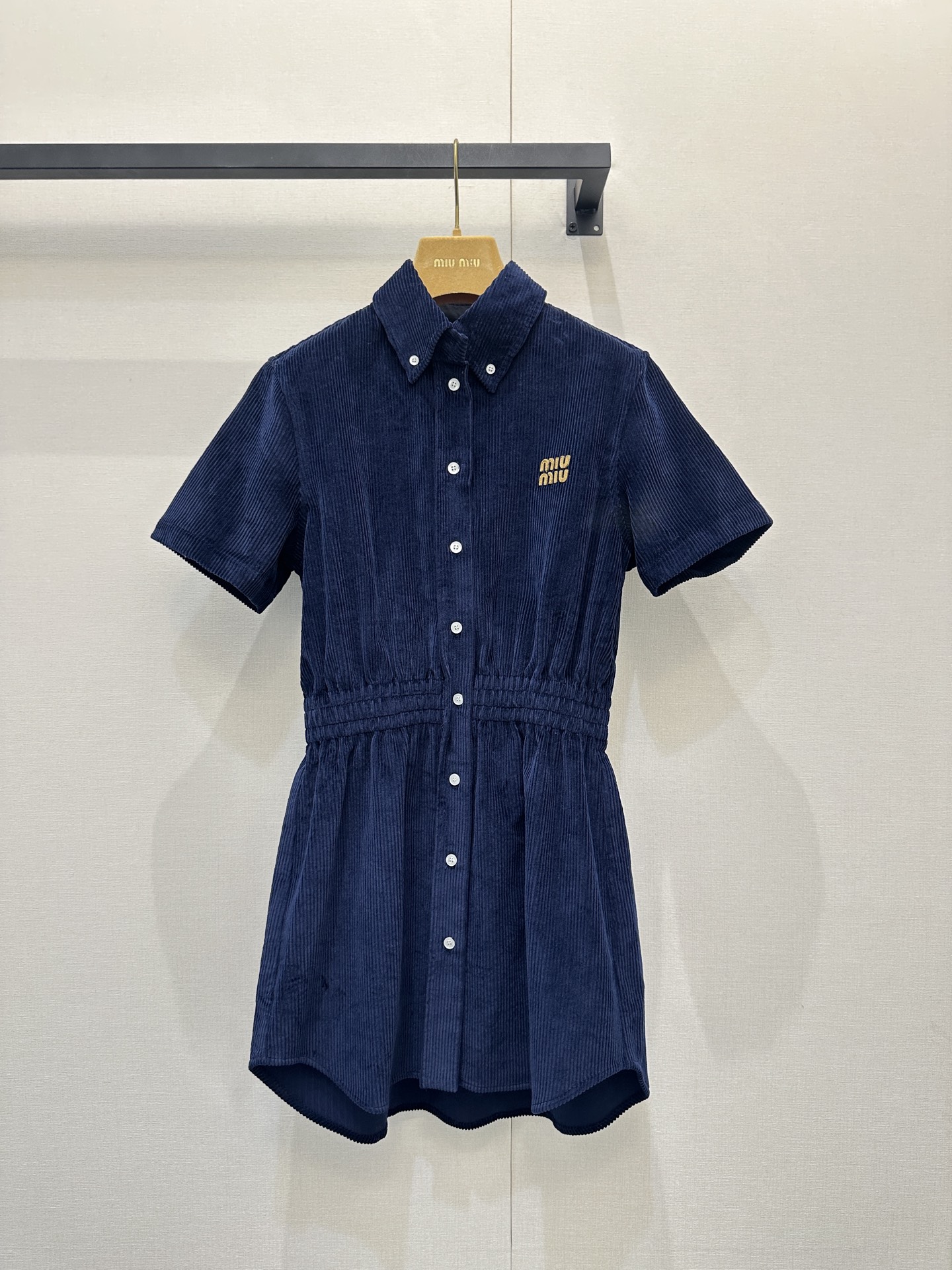 NO:667122,(Shirt Skirt) Miu Mi* 26FW new corduroy waist shirt skirt丨original development!  High quality production!  Corduroy fabric, with a warm and waxy retro filter, + embossed logo on the chest, full of retro details; the waist shirring design just pinches the waistline, and the loose shirt skirt instantly changes into a 'up, loose, slide down' style, which can be worn even by small people.  For example; single-breasted buttons on the front + large patch pockets, easy to put on and take off daily, and can carry small items, casual and practical. Available in stock, S/M/L, large quantities, real shots, miumiu, skirts, shirts, alexander  wang19860909（衬衫裙）Miu Mi* 26FW新款 灯芯绒收腰衬衫裙丨原版开发！高版出品！灯芯绒面料,自带暖糯的复古滤镜,+胸前浮雕Logo,复古细节拉满；收腰抽褶设计刚好掐出腰线,宽松衬衫裙秒变“上松下滑”的藏肉版型,小个子也能穿出利落比例；前襟单排扣+大贴袋,日常穿脱方便还能揣小物件,随性又实用.现货发售S/M/L大货实拍,,miumiu,skirts,shirts, ,Women's clothing