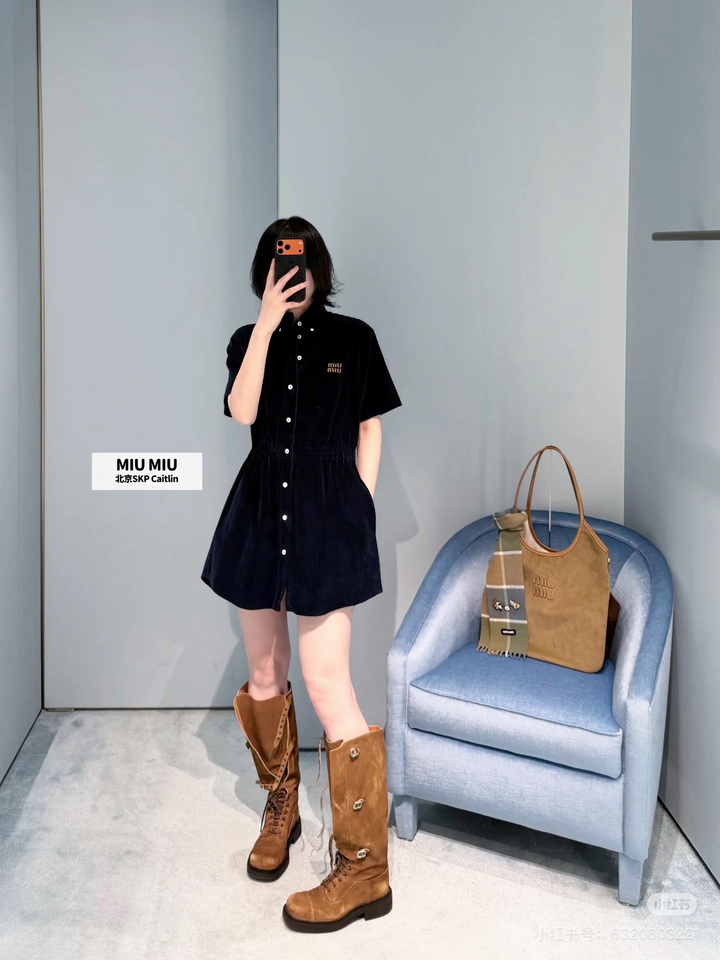 NO:667124,(Shirt Skirt) Miu Mi* 26FW new corduroy waist shirt skirt丨original development!  High quality production!  Corduroy fabric, with its own warm and waxy retro filter, + embossed logo on the chest, full of retro details; the waist shirring design just pinches the waistline, and the loose shirt skirt instantly changes into a 'up, down, down' style, which can be worn by small people with neat proportions; single-breasted buttons on the front + large patch pockets, easy to put on and take off daily, and can carry small items, casual and practical. Ready for sale S/M/L,, miumiu, skirts, shirts, alexander  wang19860909（衬衫裙）Miu Mi* 26FW新款 灯芯绒收腰衬衫裙丨原版开发！高版出品！灯芯绒面料,自带暖糯的复古滤镜,+胸前浮雕Logo,复古细节拉满；收腰抽褶设计刚好掐出腰线,宽松衬衫裙秒变“上松下滑”的藏肉版型,小个子也能穿出利落比例；前襟单排扣+大贴袋,日常穿脱方便还能揣小物件,随性又实用.现货发售S/M/L,,miumiu,skirts,shirts, ,Women's clothing