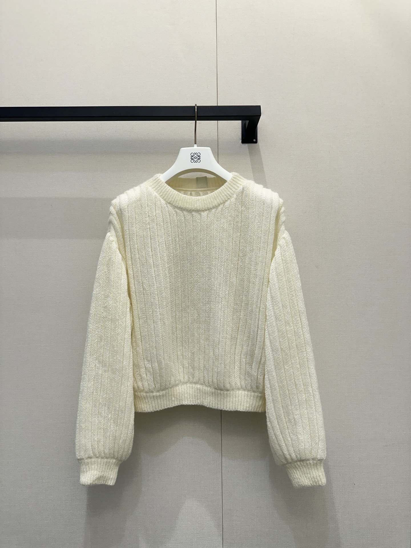 NO:683603,*25new milk white lantern sleeve sweater has a high-end look and is easy to control. The lantern sleeves with vertical groove stripe texture are in a slightly wider upper body and are super friendly to body tolerance!  Exclusively customized imported yb mohair wool blend material, round neck design on the upper body to modify the tight neck line, and leather logo patch on the back neckline. There is no need to mention the sense of detail ~ it is a very good-looking item when worn alone or layered!  1:1 Awesome version. The latest single product in early autumn, look for the exclusive high version SML real shot of large products,,sweaters,19860909*25new奶白色灯笼袖毛衣高级感穿搭轻松驾驭,竖坑条纹理灯笼袖版型,微阔版型上身对身材包容度超级友好！ 独家定制进口yb马海毛羊毛混纺材质,圆领设计上身修饰脖紧线条,后领口皮牌徽标章仔点缀,细节感没得说～单穿叠搭都是非常好看的单品！1:1超赞版型.早秋最新单品,认准独家高版本 SML大货实拍,,sweaters,,Women's clothing