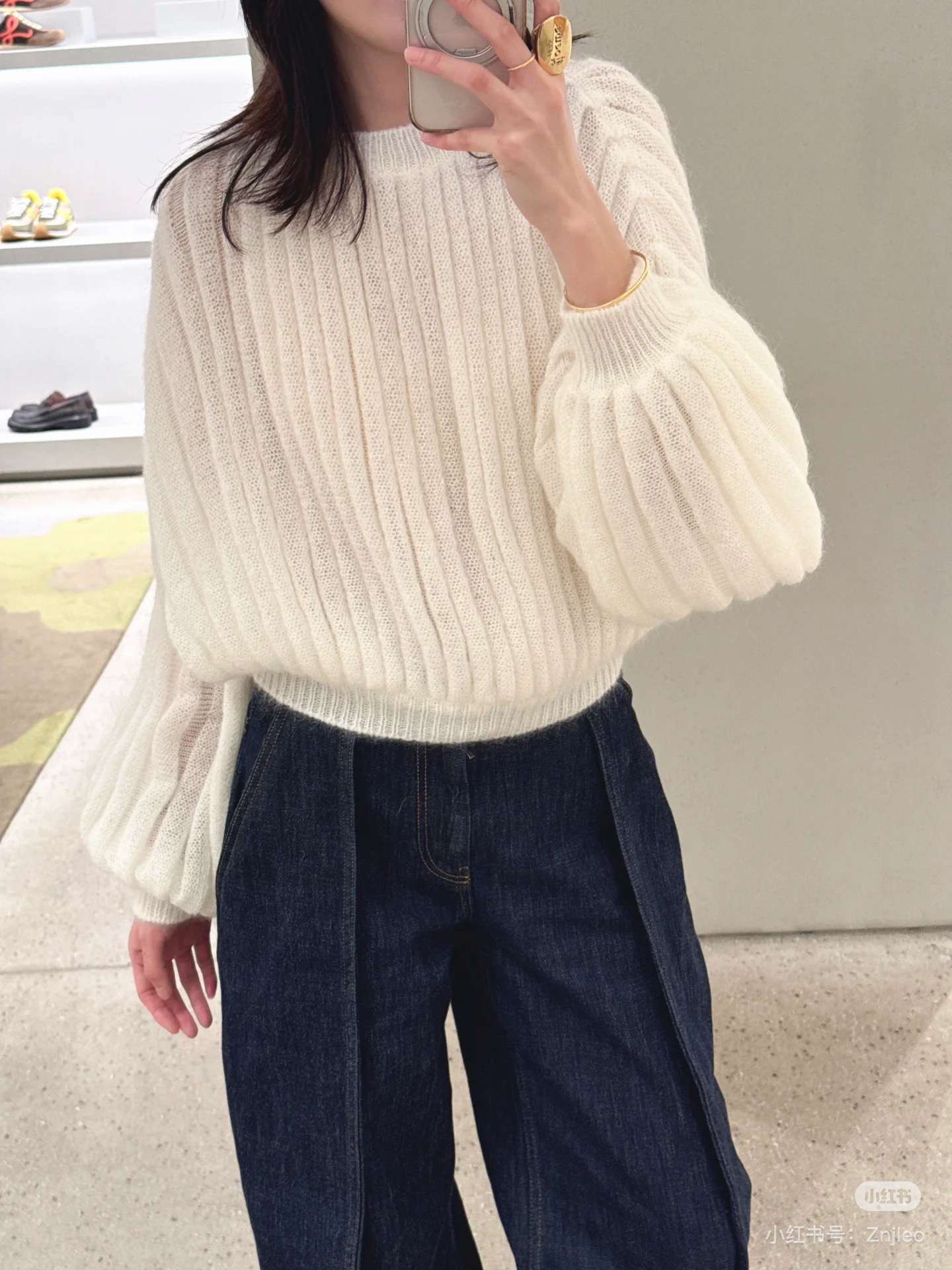 NO:683609,*25new milk white lantern sleeve sweater has a high-end look and is easy to control. The lantern sleeves with vertical groove stripe texture are in a slightly wider upper body and are super friendly to body tolerance!  Exclusively customized imported yb mohair wool blend material, round neck design on the upper body to modify the tight neck line, and leather logo patch on the back neckline. There is no need to mention the sense of detail ~ it is a very good-looking item when worn alone or layered!  1:1 awesome version. The latest items for early autumn, look out for the exclusive high version SML,,sweaters,19860909*25new奶白色灯笼袖毛衣高级感穿搭轻松驾驭,竖坑条纹理灯笼袖版型,微阔版型上身对身材包容度超级友好！ 独家定制进口yb马海毛羊毛混纺材质,圆领设计上身修饰脖紧线条,后领口皮牌徽标章仔点缀,细节感没得说～单穿叠搭都是非常好看的单品！1:1超赞版型.早秋最新单品,认准独家高版本 SML,,sweaters,,Women's clothing